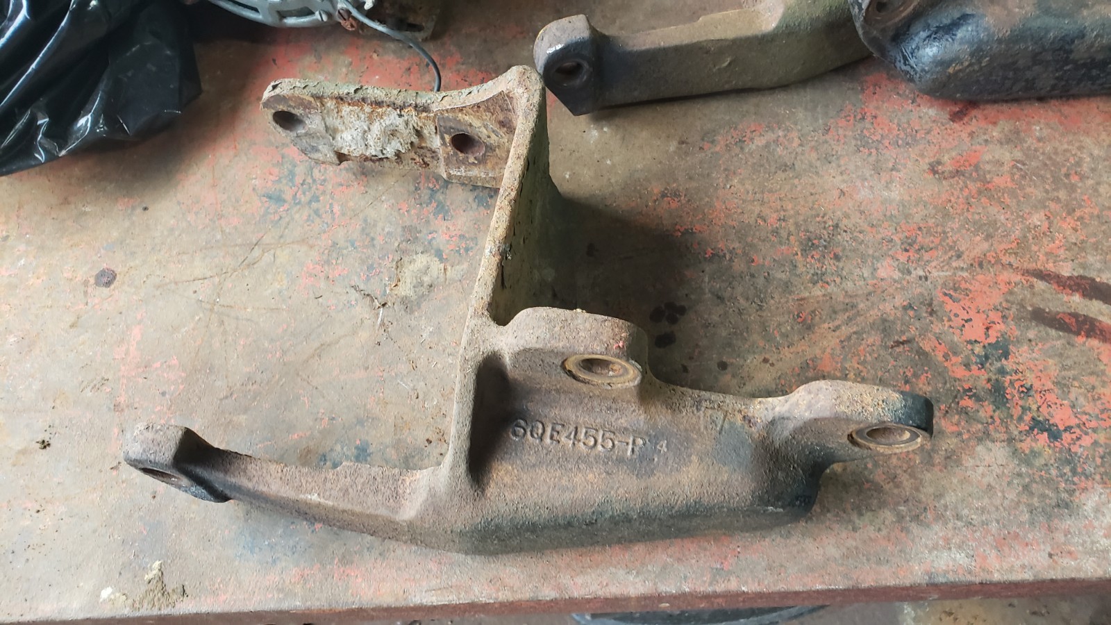 Brake Chamber Mounting Bracket 6QE455-P4 for Vintage Mack 50-65k Rears