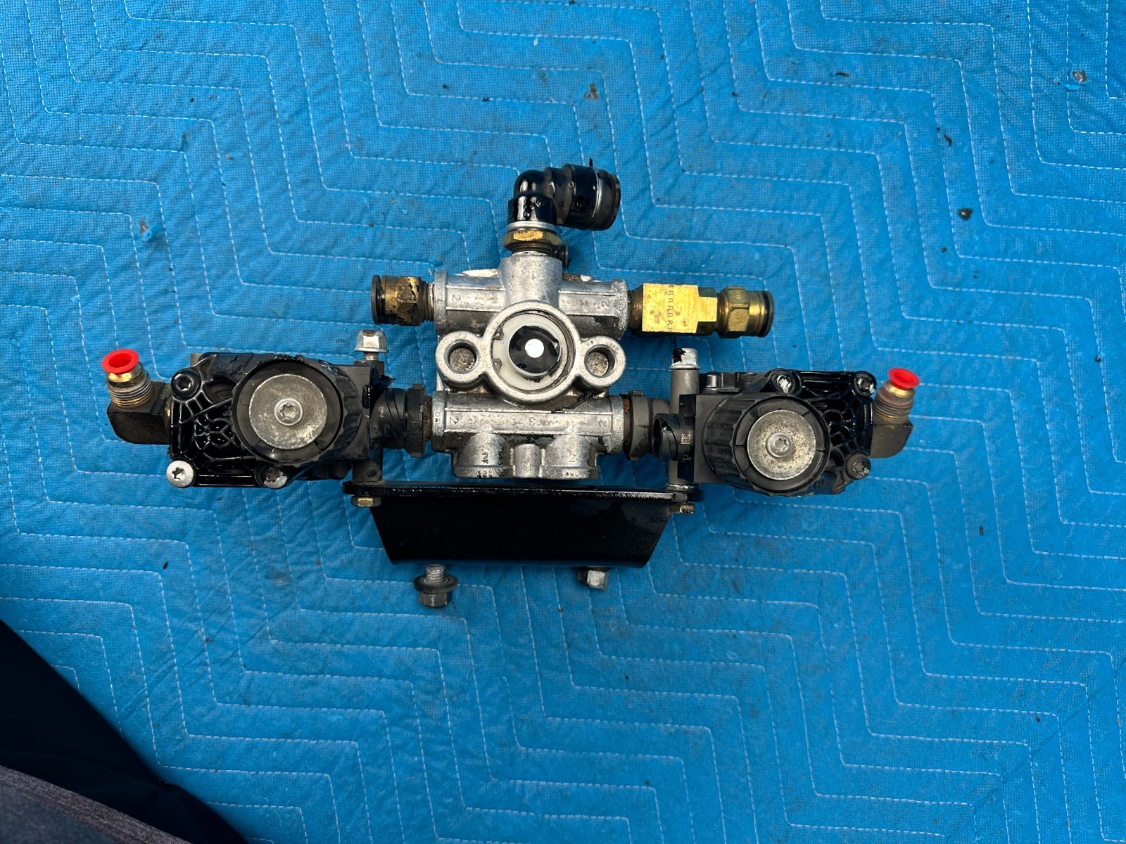Kenworth T680 Paccar Bendix ABS Brake Traction Valve w/Bracket & Tubes 2023 OEM