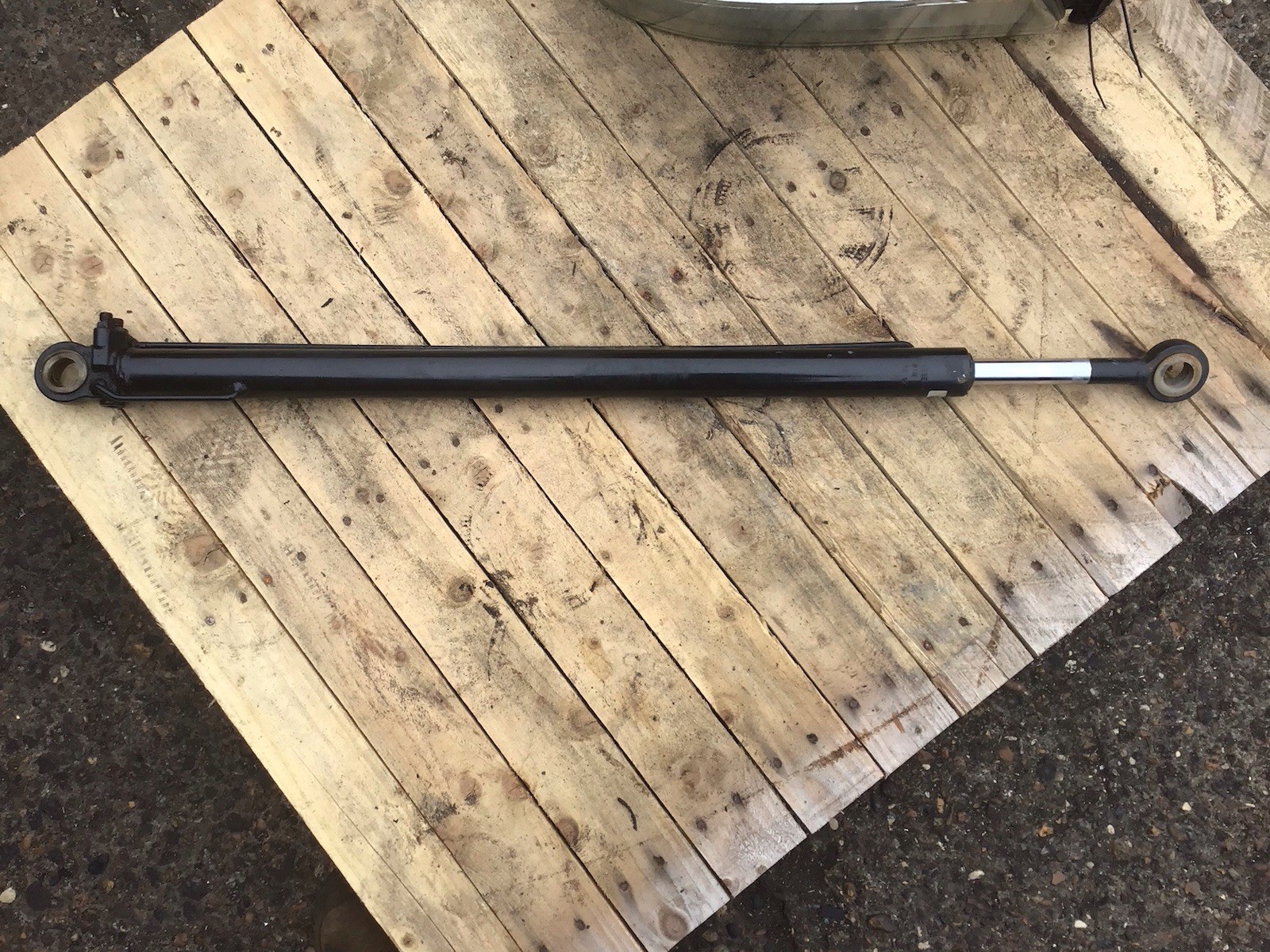 MAN TGX TGS CAB TILT / LIFTING RAM CYLINDER 81.97812.2318 2015-2020
