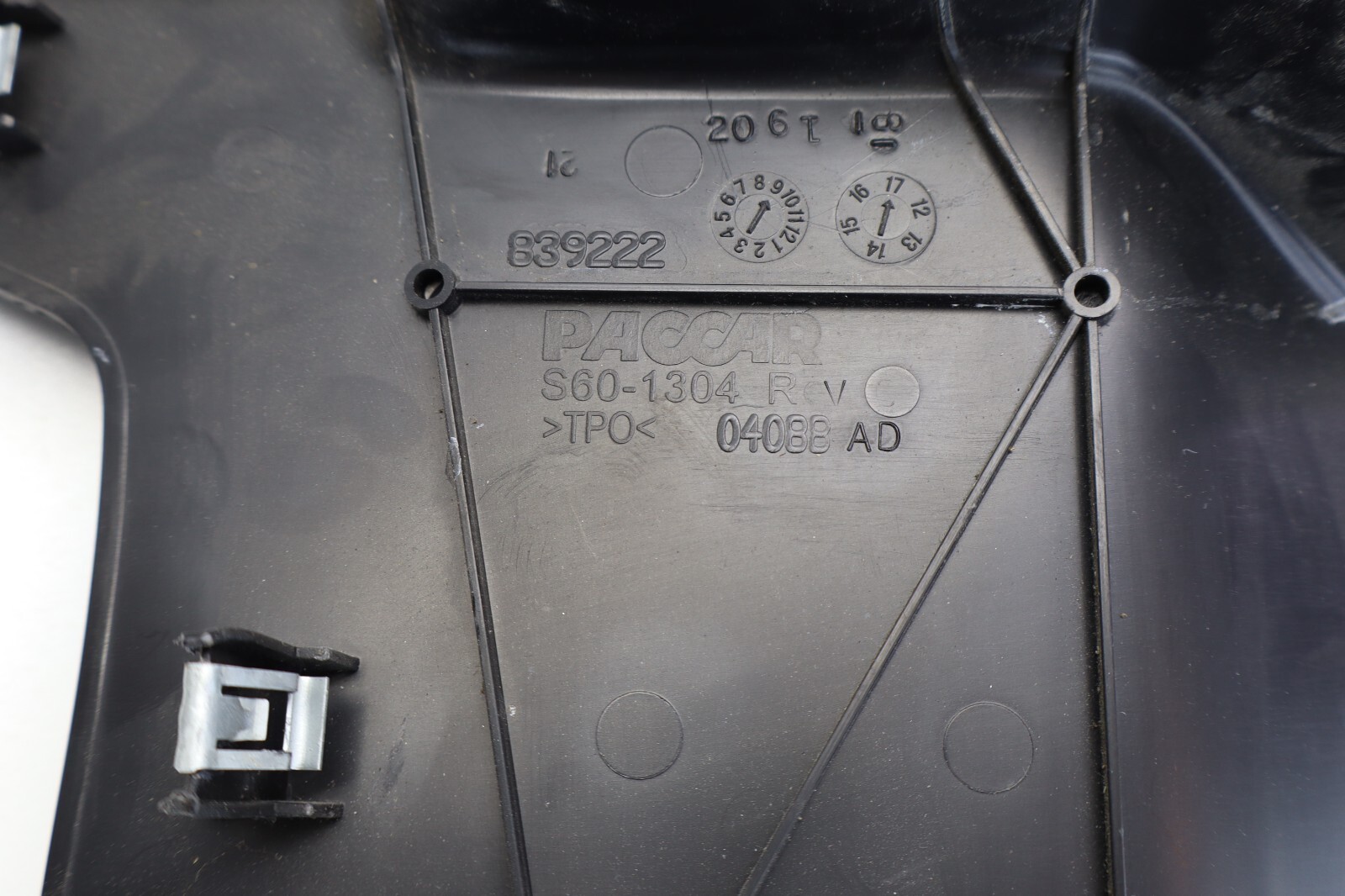 2022 PETERBILT 579 PACCAR FRONT LEFT LOWER KICK PANEL TRIM S60-1304