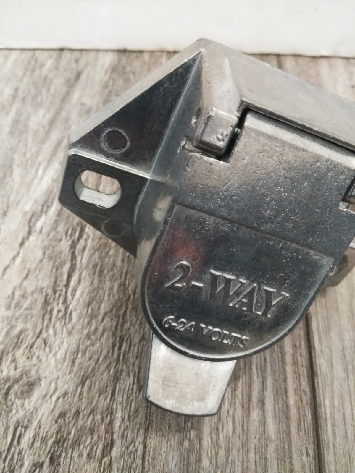 United Pacific Round 2-Way Male Connector – Split Pin