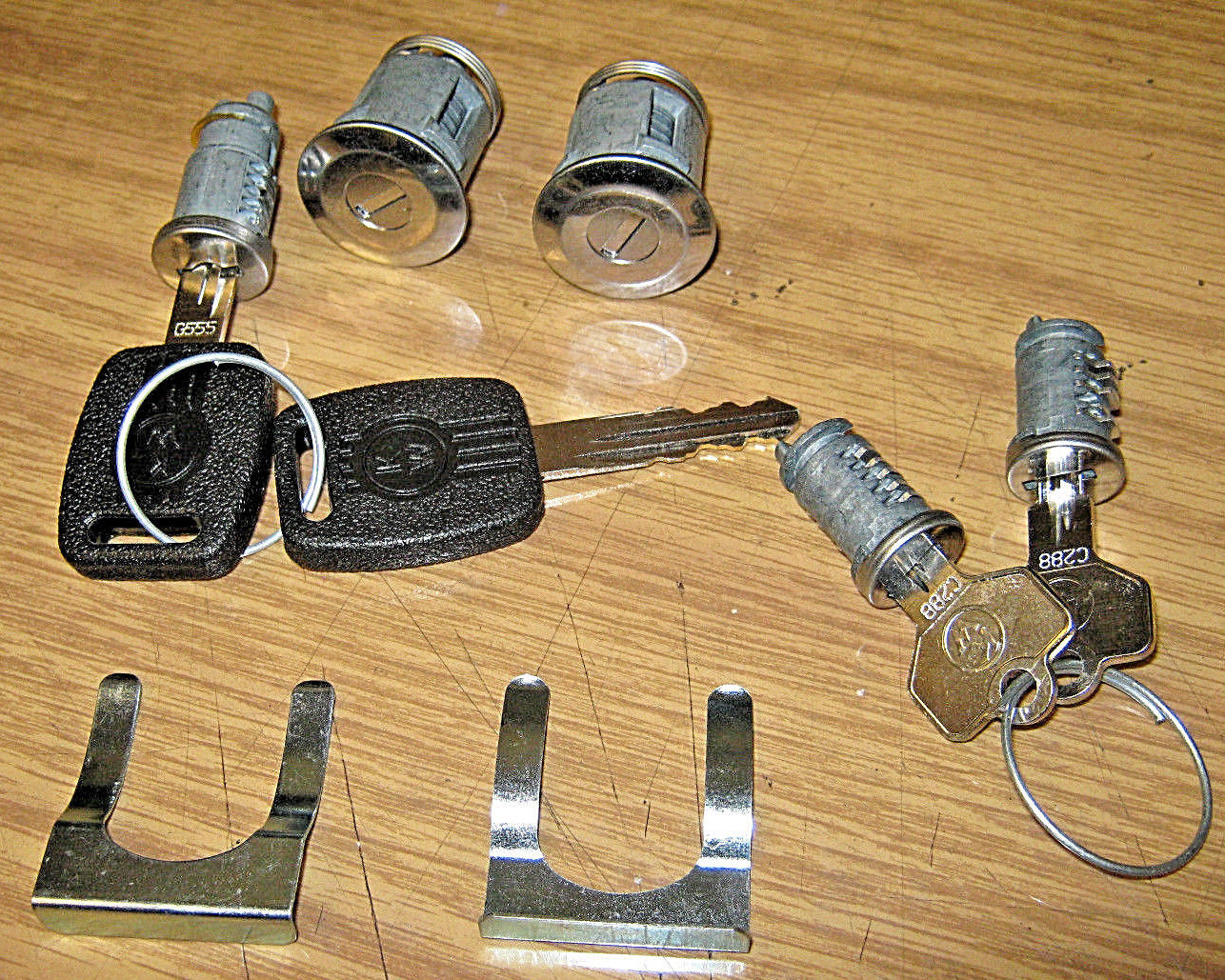 *NEW* SET of KENWORTH OEM KEYED ALIKE TOOL BOX , DOOR LOCKS & IGNITION LOCKSET