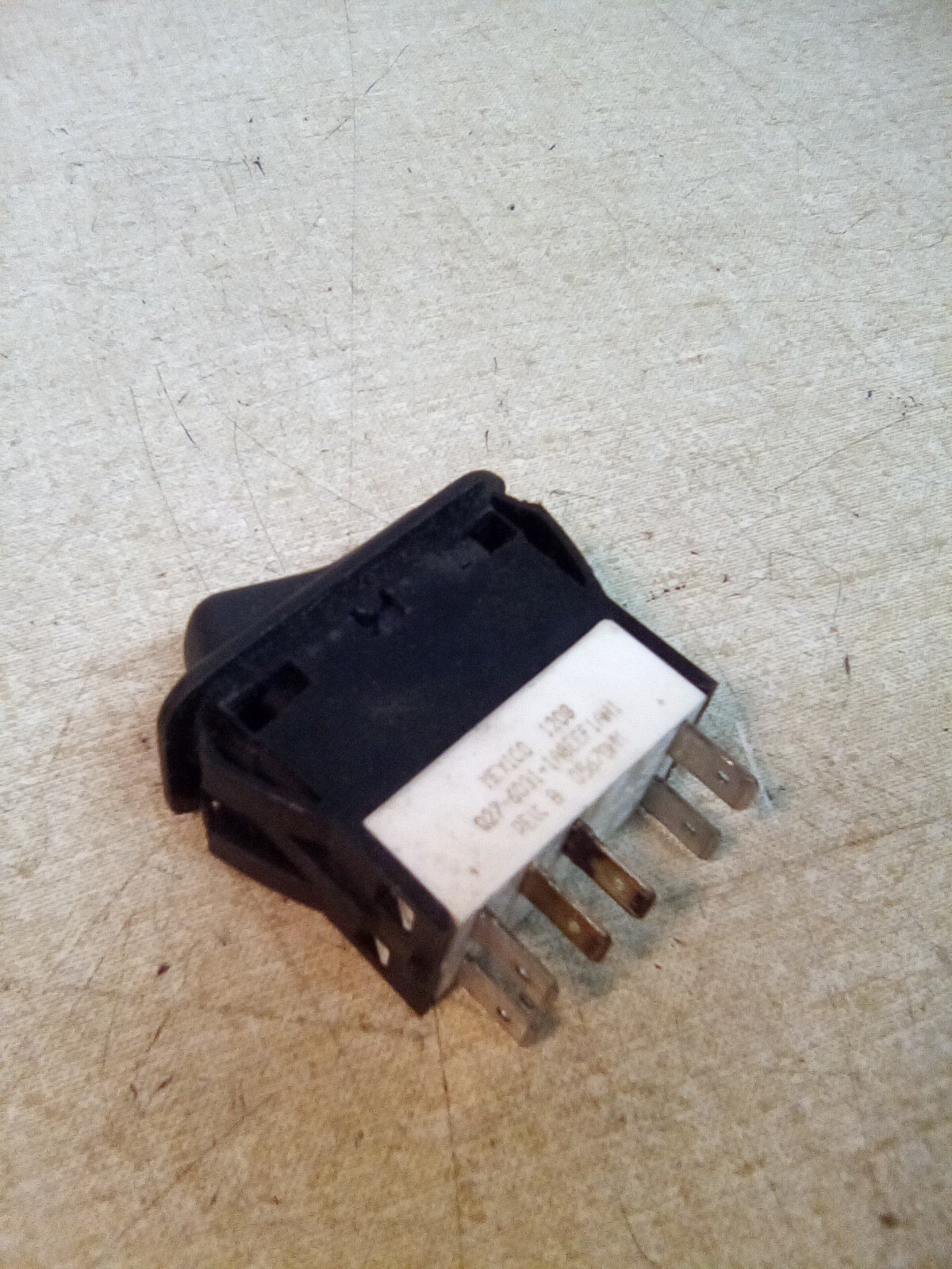 Peterbilt Q27-6031-1A8EEF1AH1 Flood Lamp Switch