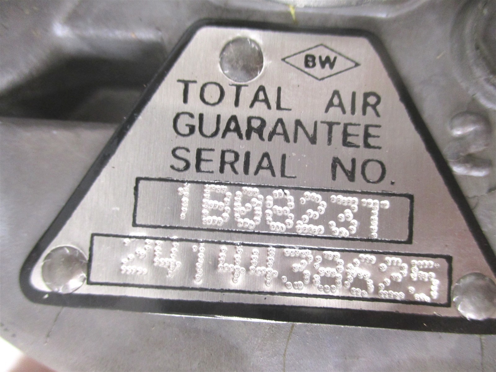 6126228C91 NEW OEM INTERNATIONAL 12V AD-IP AIR DRYER W/ BRACKETS GENUINE BENDIX