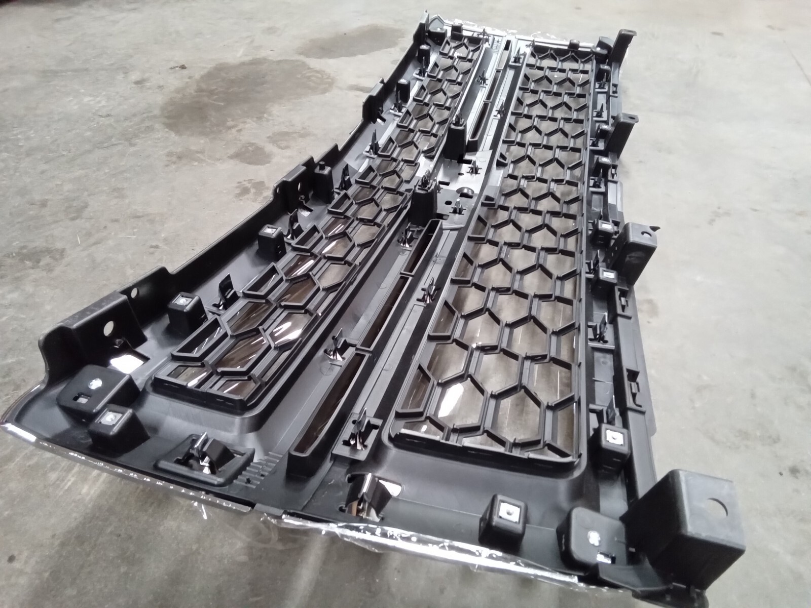 Silscvtt Chrome Frame and Black Honeycomb Grille for 14-15 Silverado