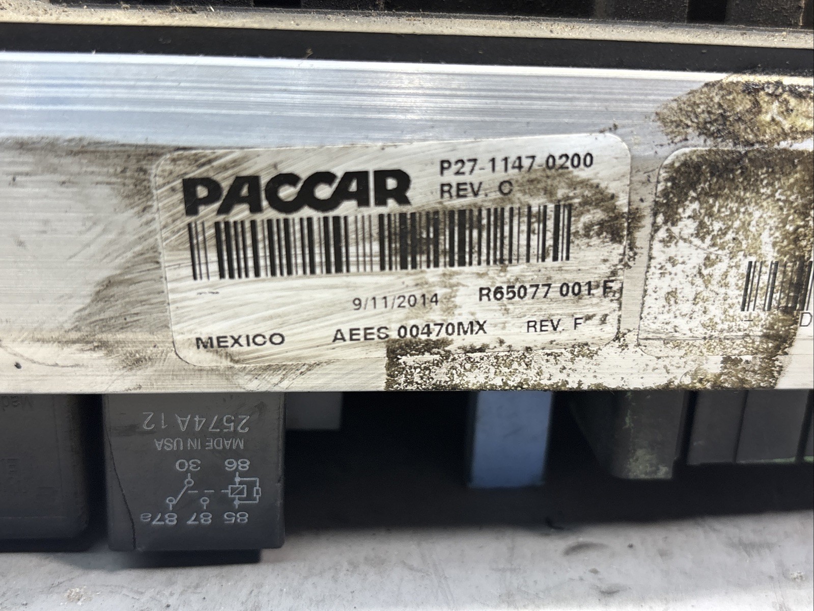 KENWORTH PACCAR FUSE ASSEMBLY CAB PDC P27-1147-0200 JUNCTION BOX