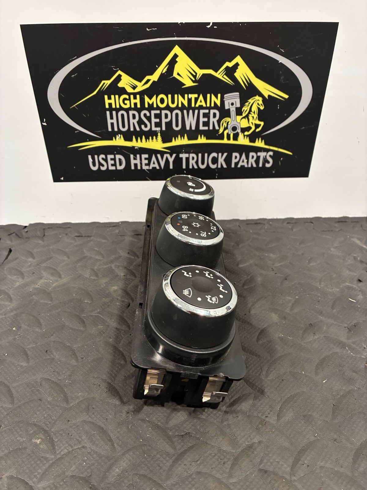 PACCAR / MAHLE (Off PB 579EV) HVAC Control Unit P/N: Q21-6032-13A1 (TAG# 12339)