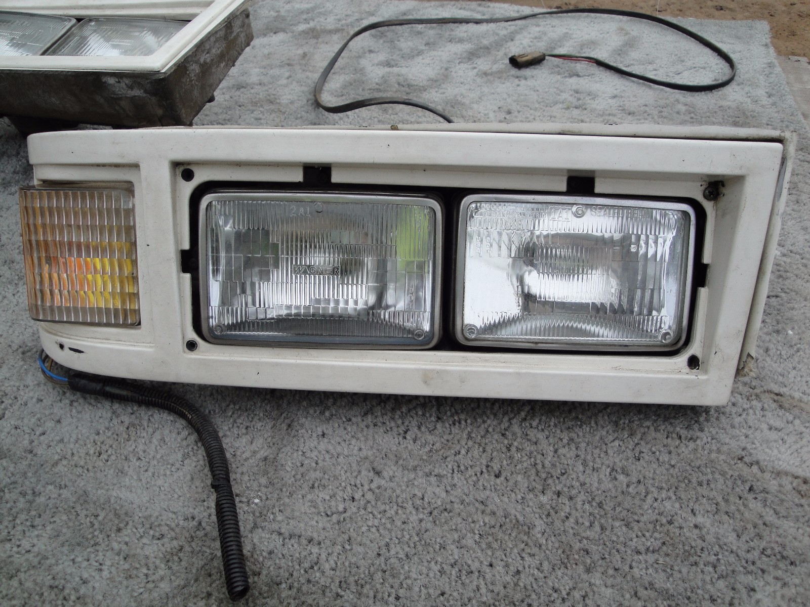MCI D SERIES 1992-2006 HEAD LAMP ASSEMBLY – PAIR LEFT + RIGHT