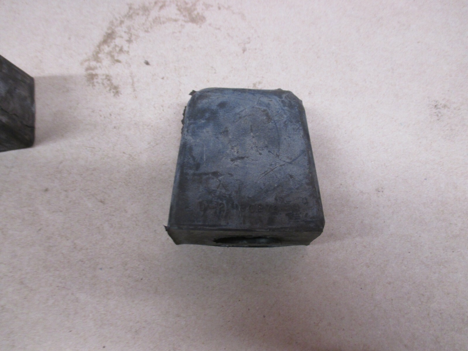 INTERNATIONAL D-2 80276-H RUBBER STOP/BUMPER LOT OF 3 PIECES TRUCK PARTS DT466