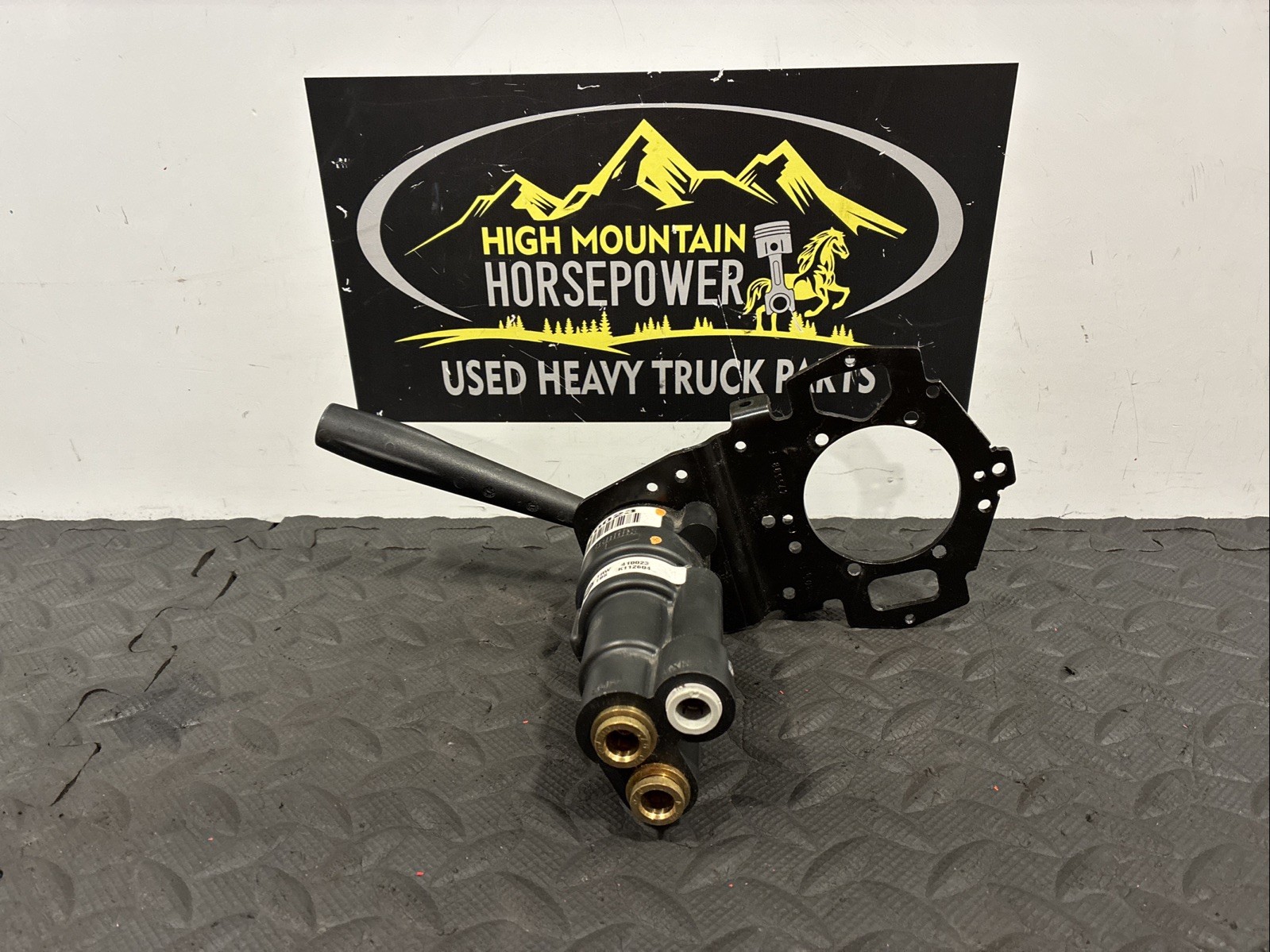 Bendix Air Brake Hand Control Valve w/ Mounting Bracket PN: 410023 (TAG# 17913)