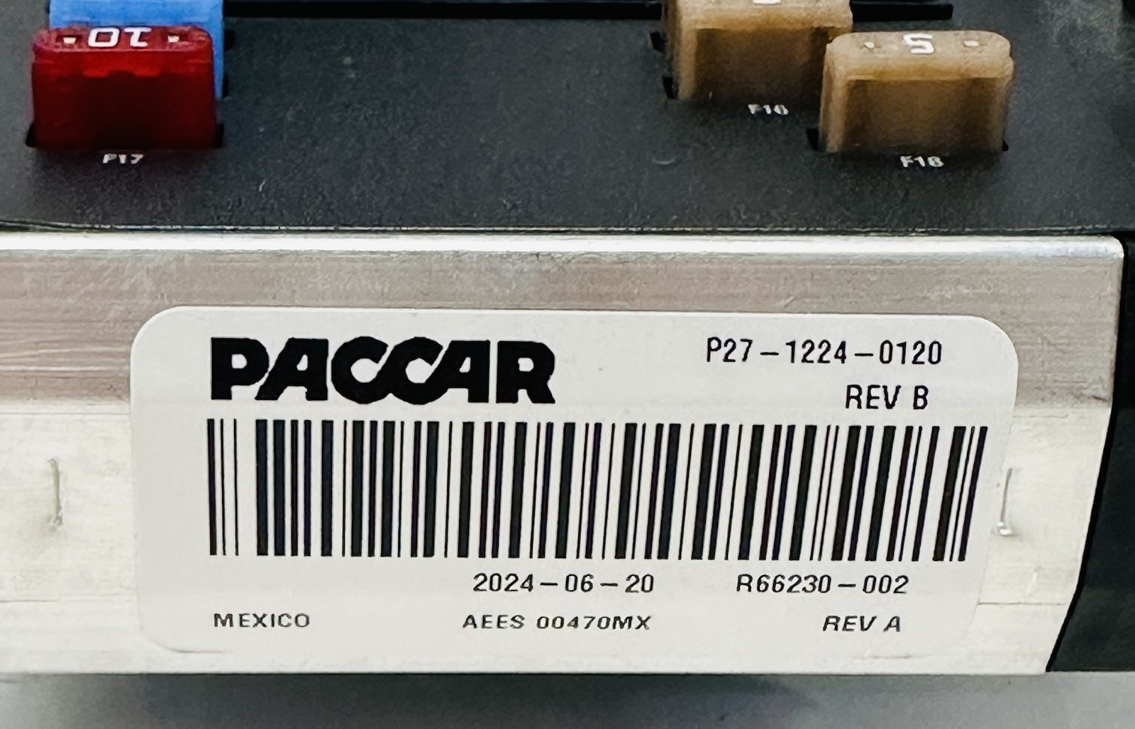 PACCAR PDC SLEEPER CAB FUSE BOX ASSY REV B / P27-1224-0120