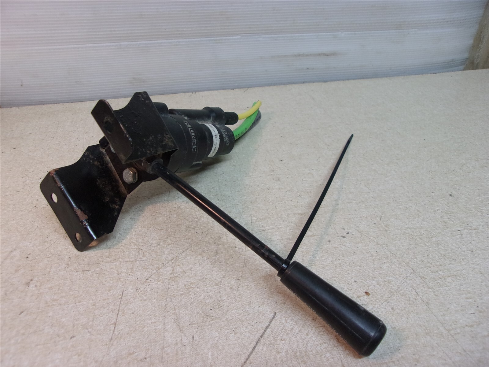 2006 Mack Vision Bendix T-294095-A Trailer Brake Valve w/ 38QR431M Bracket