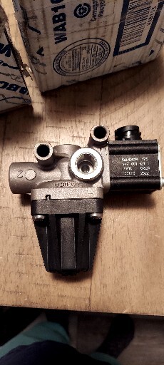 Wabco 975 009 0040 Pressure Limiting Valve 12 Volt Positive/ 9750090040