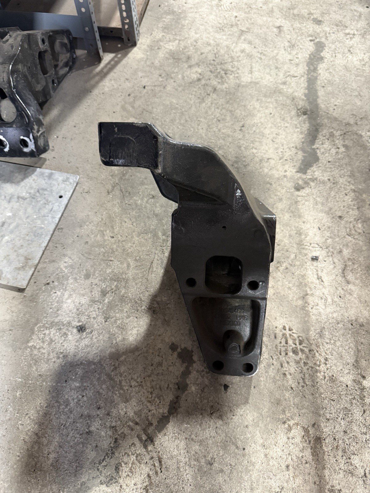 PACCAR FRONT CAB SUPPORT BRACKET LH A85 6136 (28)