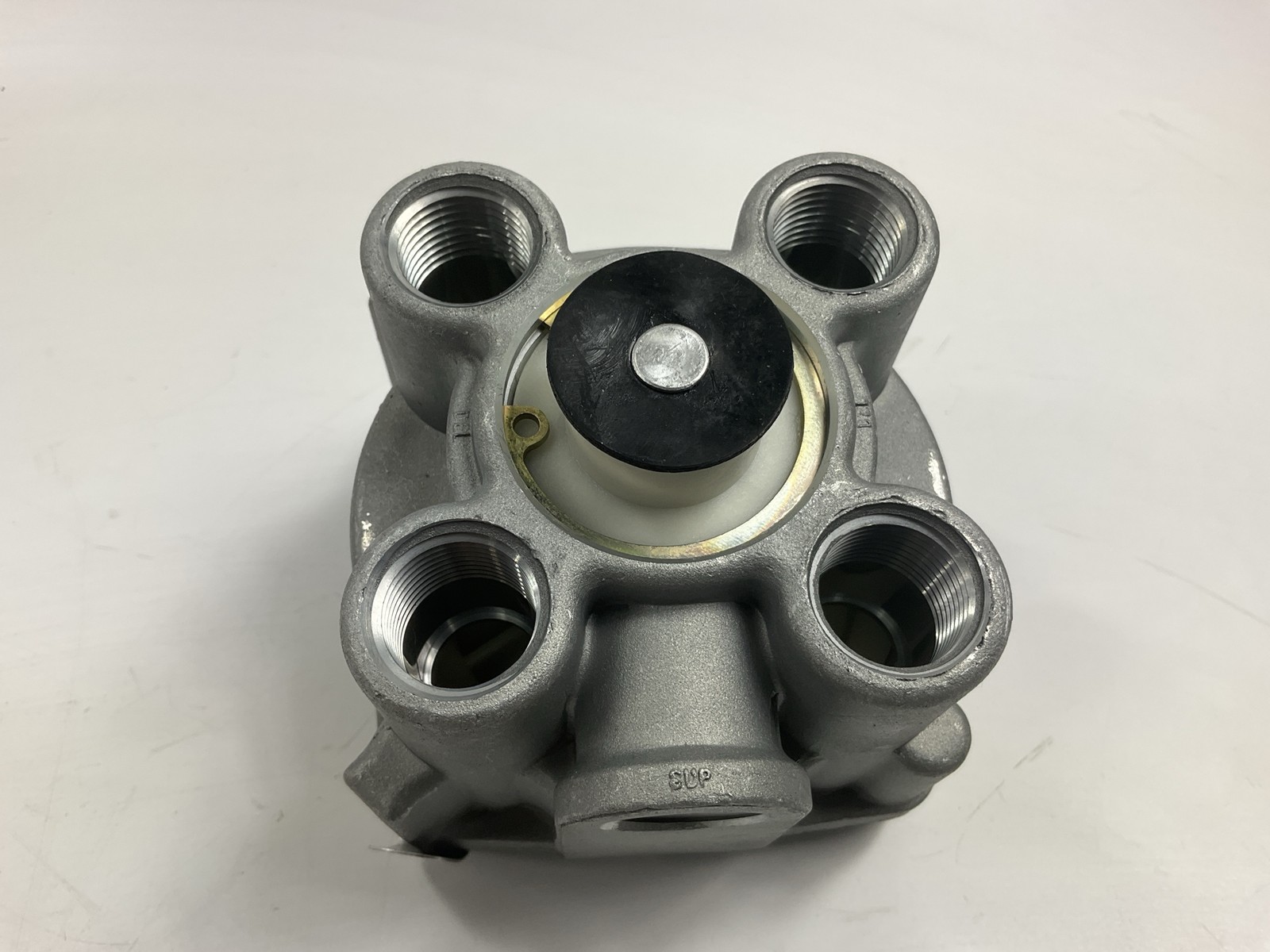 World American WA102626 Air Brake R12 Relay Valve – Replaces 102626, 102626N