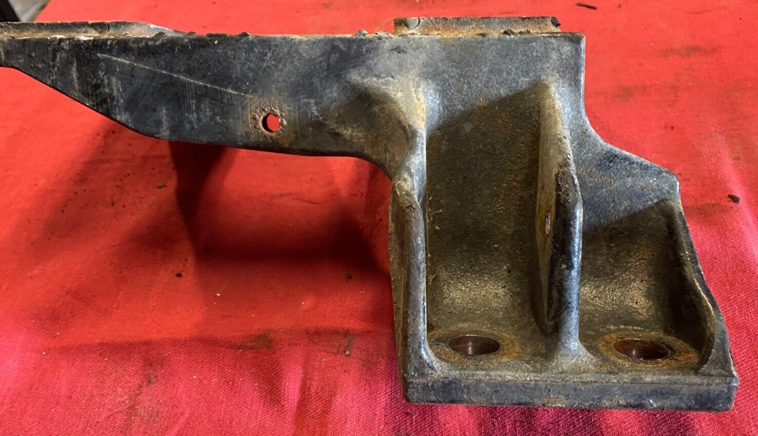 PACCAR Kenworth T680 cab mount bracket A85-6110R PASSENGER RH
