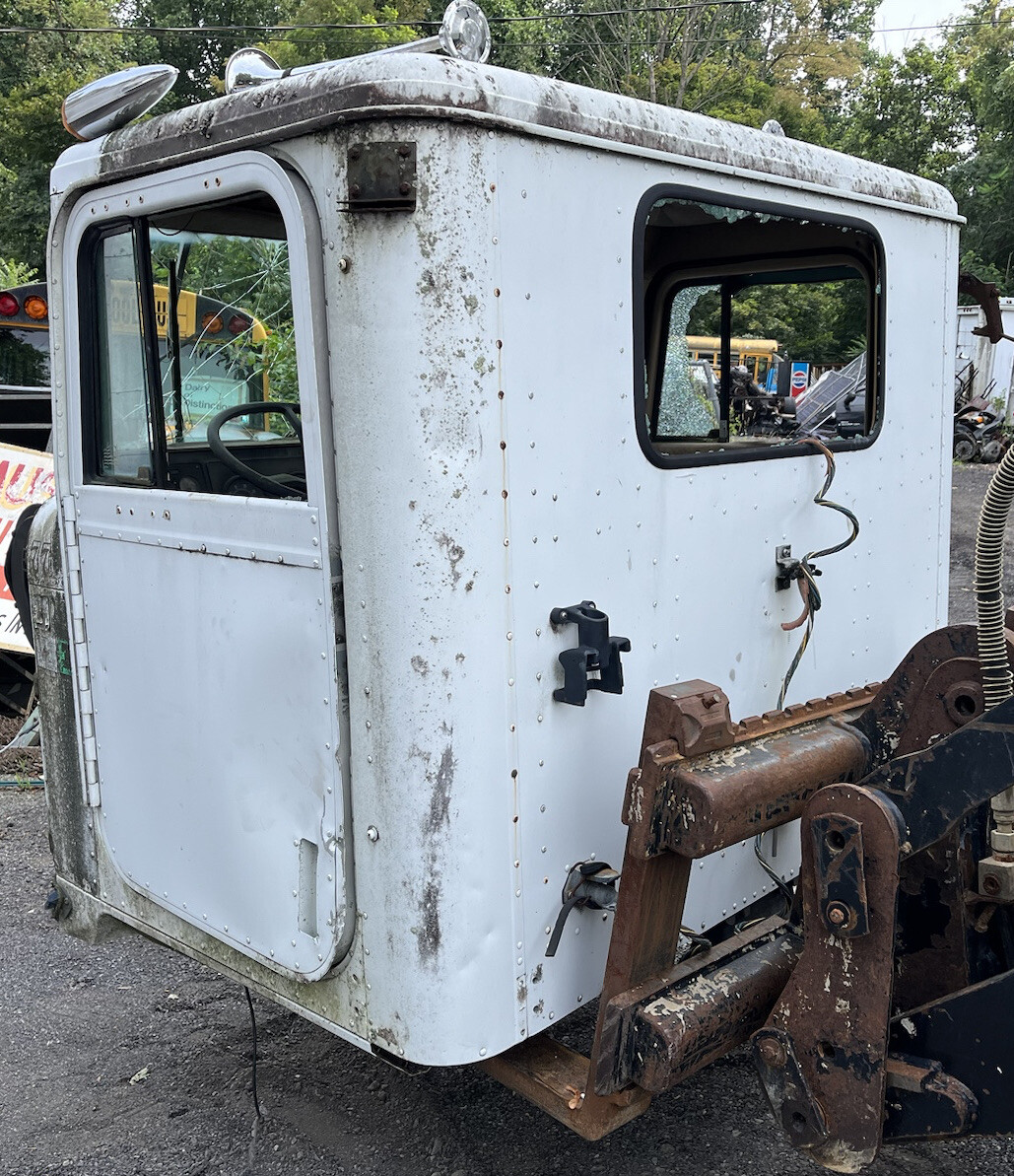 International 9300 Cab Semi Road Tractor Doors Dash Column
