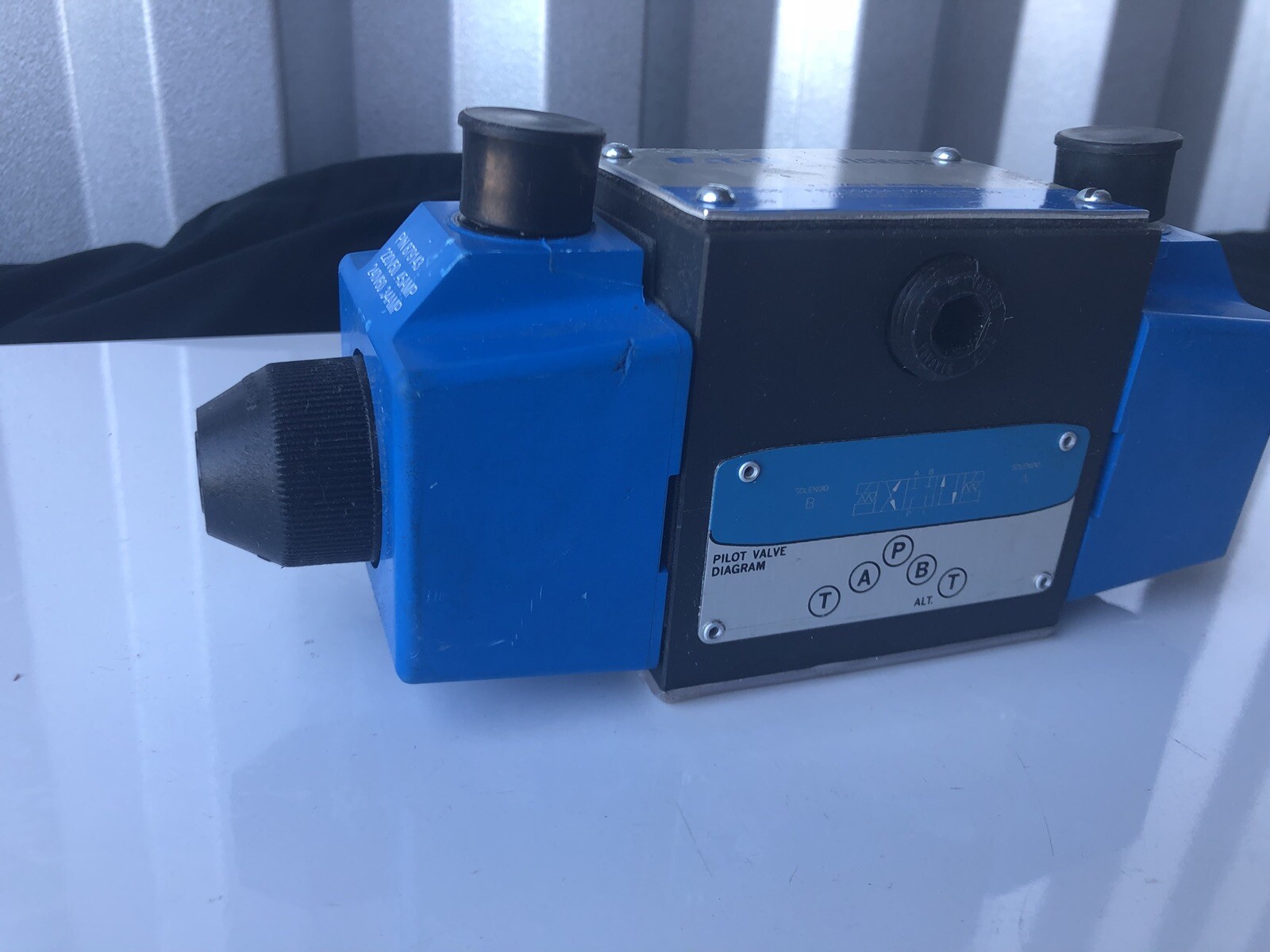 Eaton Vickers F15-DG4S4-012C-U-D-60 Pilot Valve NEW!!! FREE SHIPPING!!!