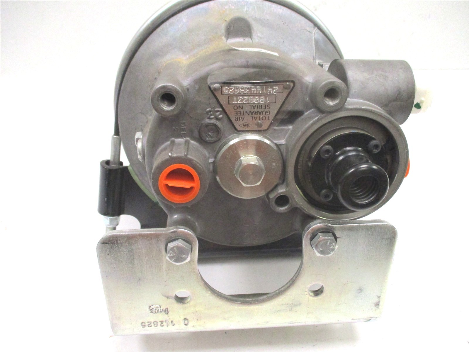 6126228C91 NEW OEM INTERNATIONAL 12V AD-IP AIR DRYER W/ BRACKETS GENUINE BENDIX