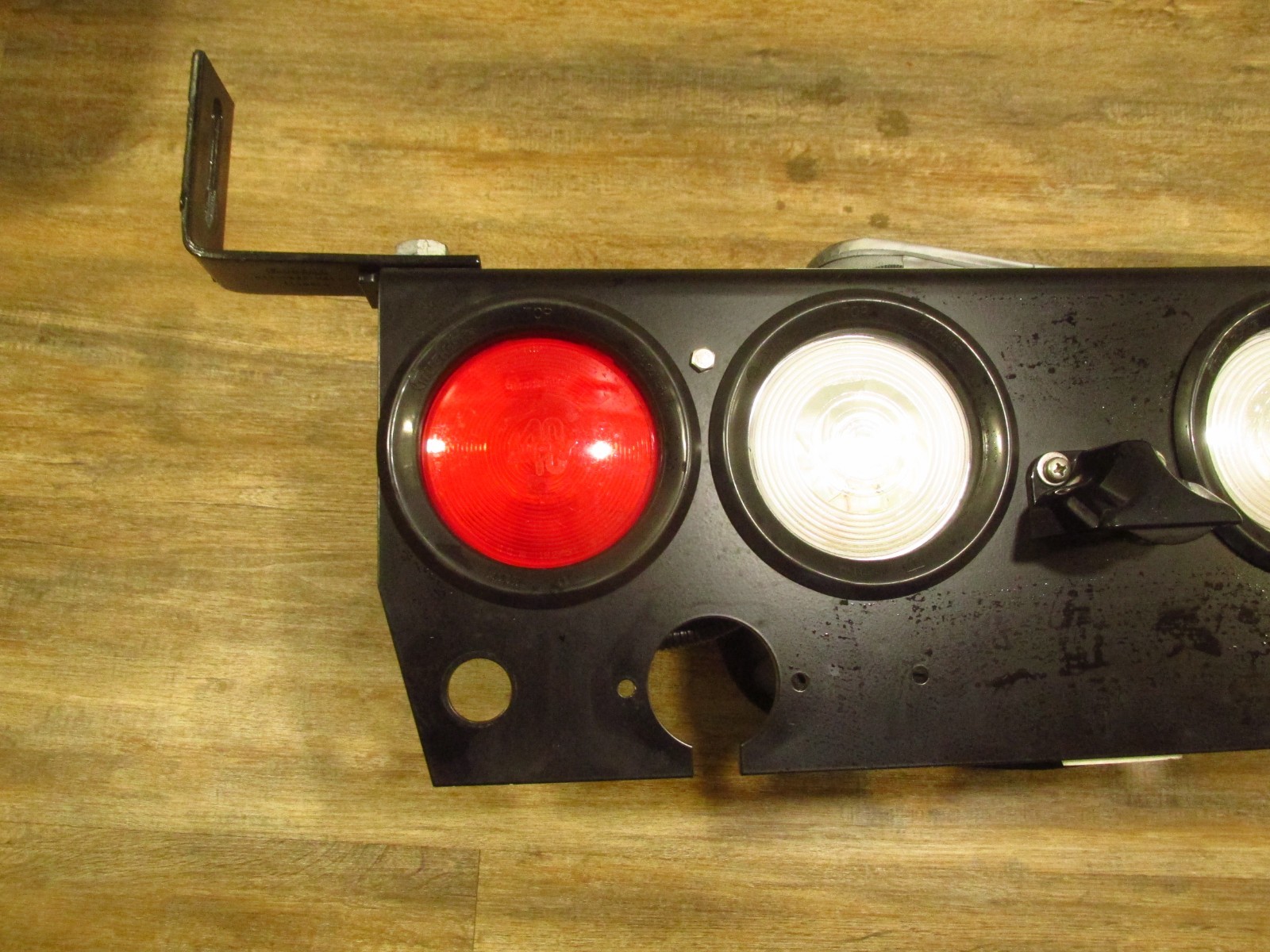 PACCAR GROTE TRUCK LED TAILLIGHT BAR PANEL WITH BRACKETS W/ LICENSE PLATE LIGHT