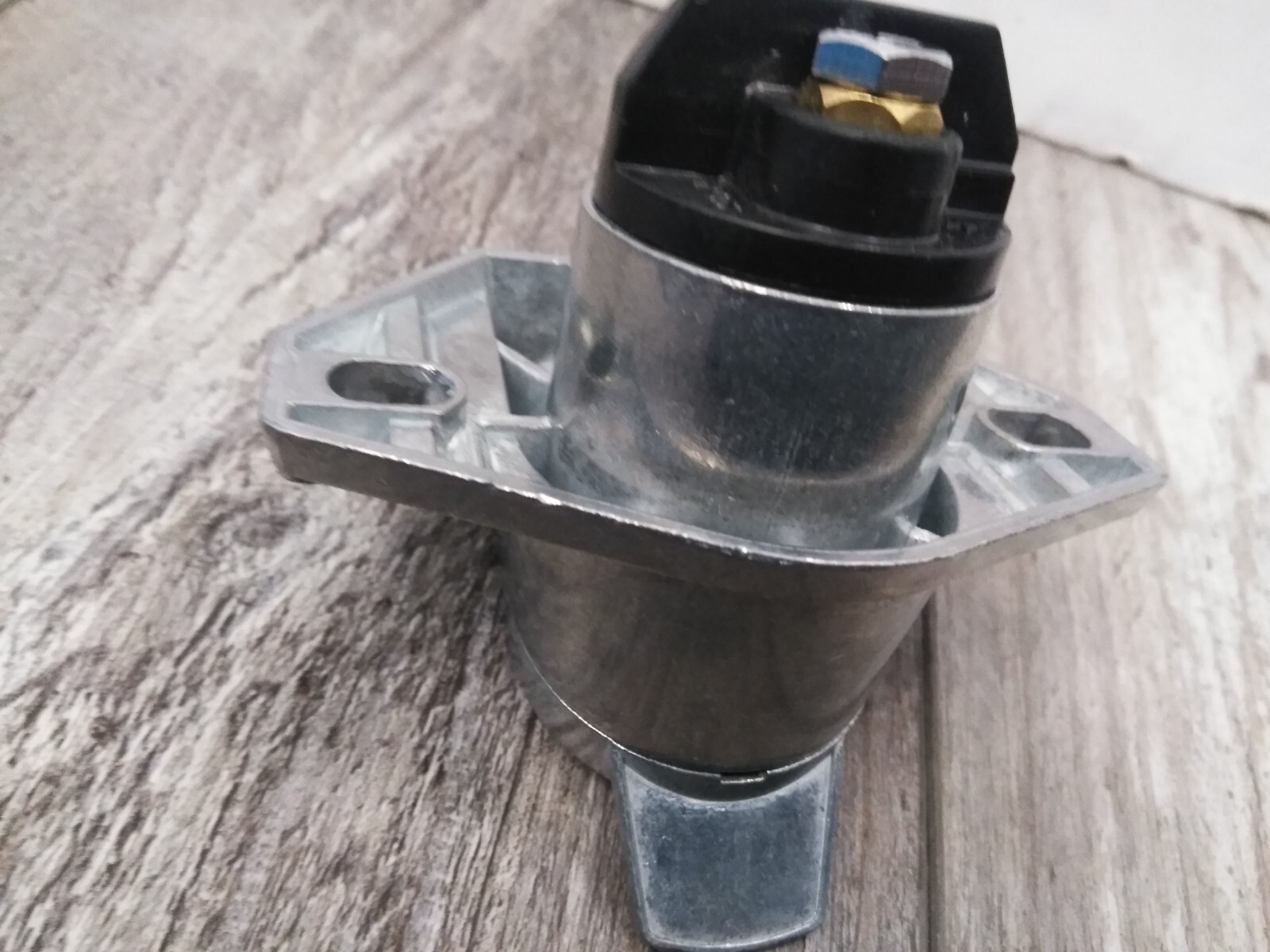 United Pacific Round 2-Way Male Connector – Split Pin