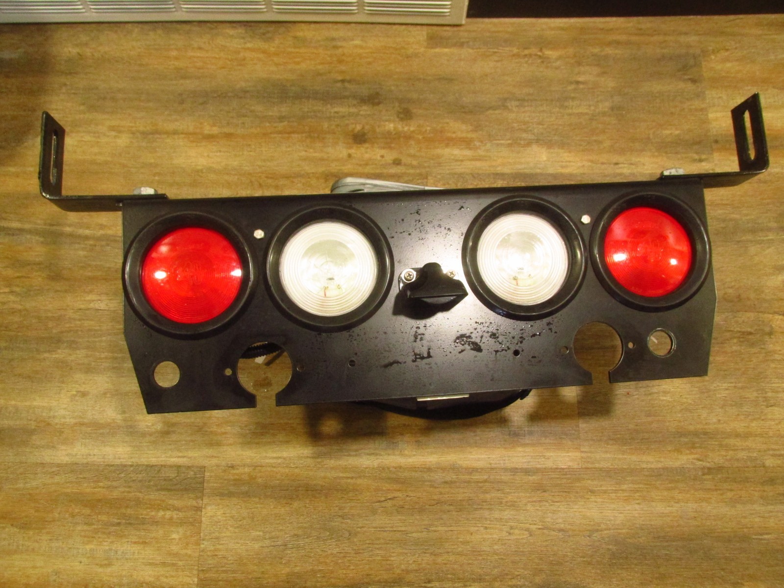 PACCAR GROTE TRUCK LED TAILLIGHT BAR PANEL WITH BRACKETS W/ LICENSE PLATE LIGHT