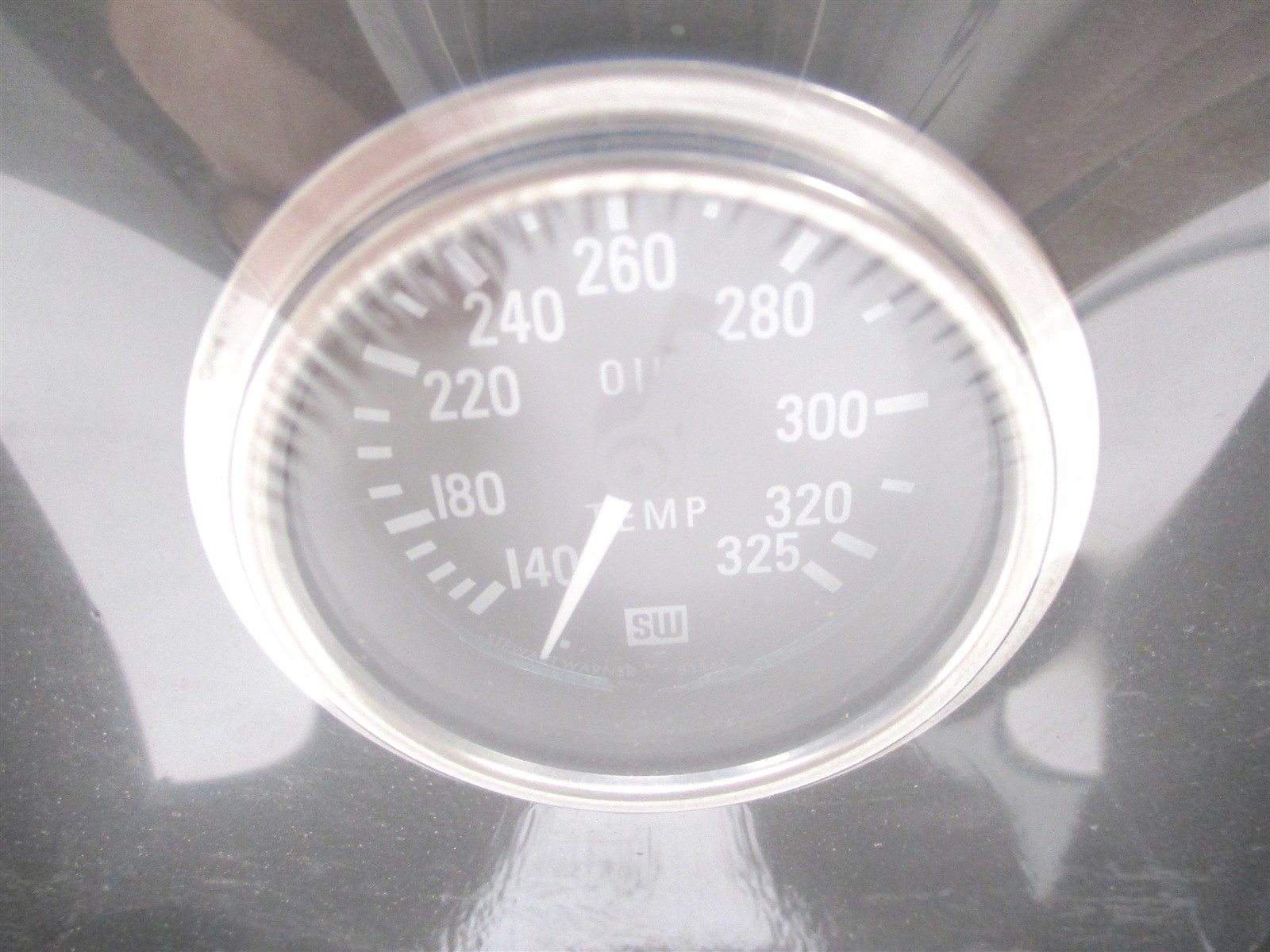 82327-72 NEW STEWART WARNER DELUXE OIL TEMP GAUGE 2 1/16″ 140-325 DEGREES F