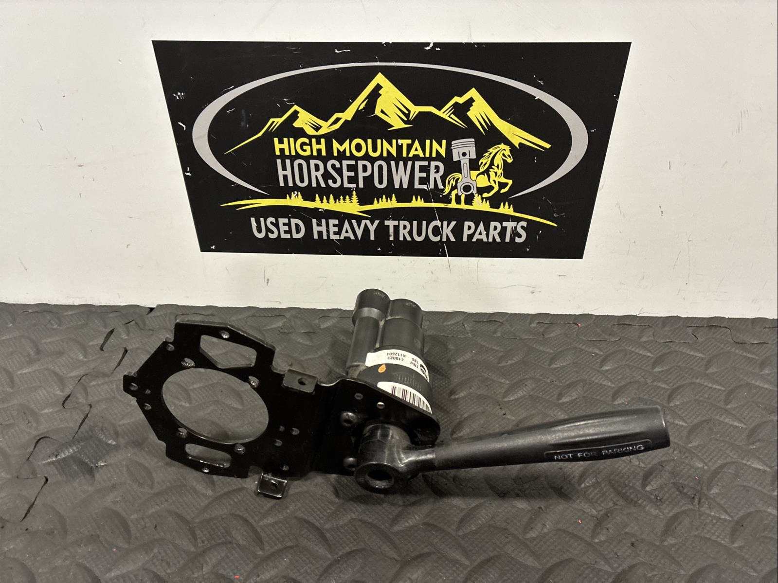 Bendix Air Brake Hand Control Valve w/ Mounting Bracket PN: 410023 (TAG# 17913)