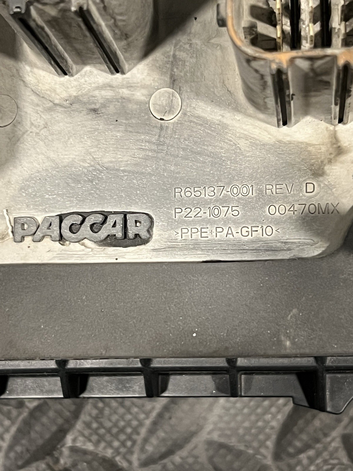 PACCAR Peterbilt Fuse Box P/N: P27-1147-0200 / S53-1293-11E (TAG#: 17428)