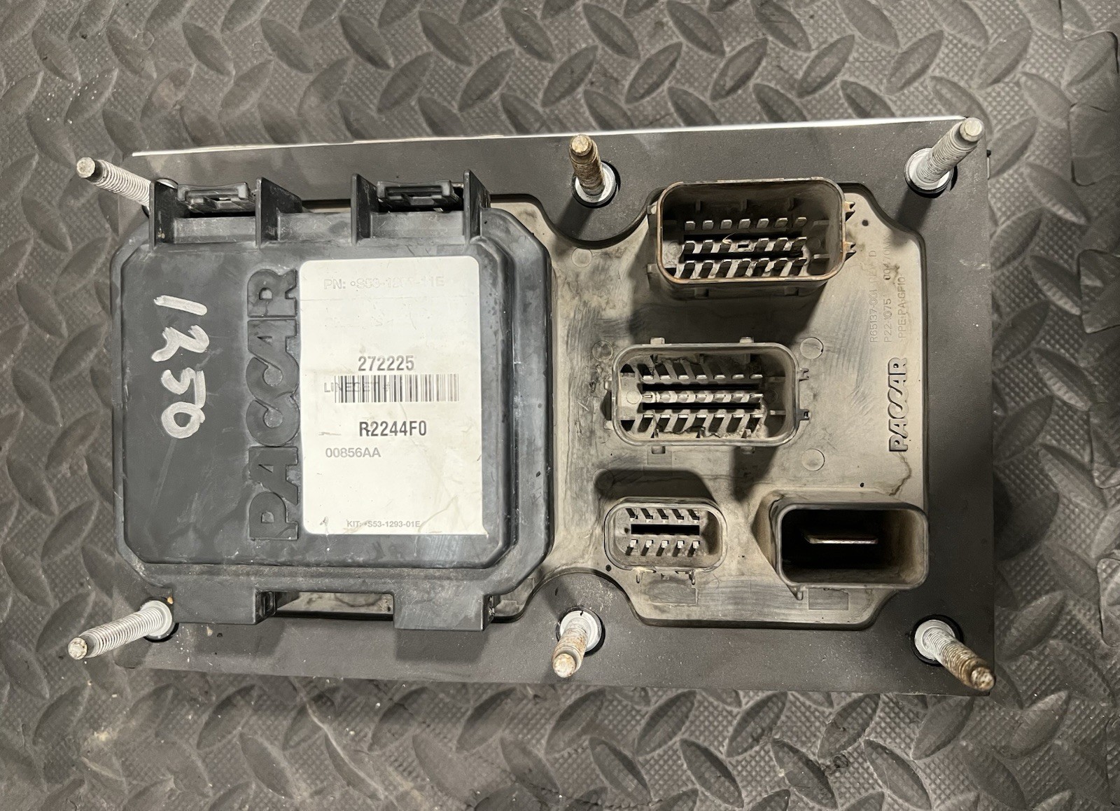 PACCAR Peterbilt Fuse Box P/N: P27-1147-0200 / S53-1293-11E (TAG#: 17428)