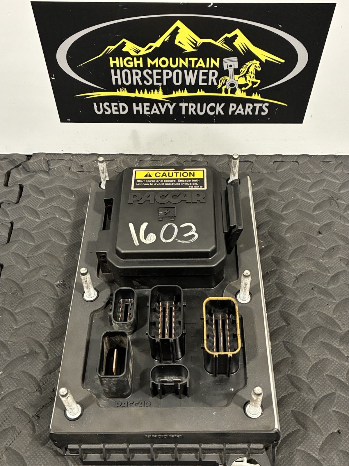 Kenworth T880 / PACCAR Fuse Box Assembly P/N: P27-1297-0101 (TAG#: 16199)
