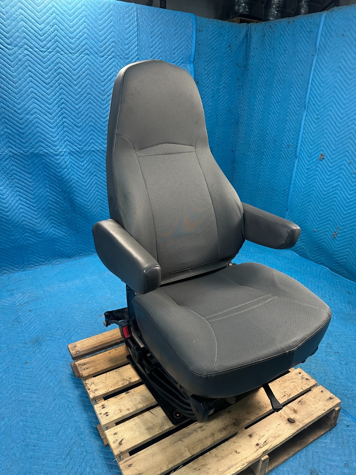 International Prostar LF627 Driver’s Seat w/ Armrests Cloth Gray 2017 OEM