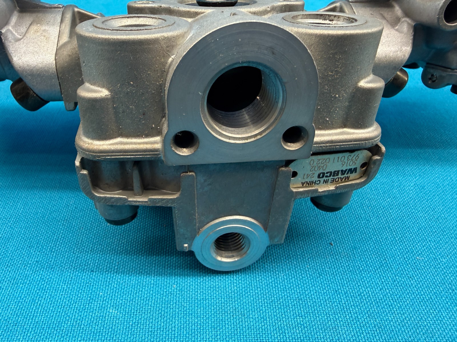 Meritor Wabco 4725001210 Rear Tractor ABS Modulator Valve Package Assembly