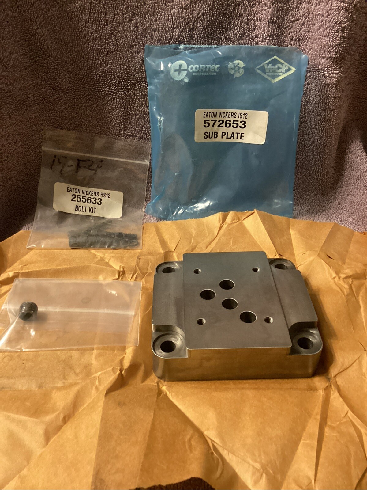 EATON / VICKERS…572653….Sub Plate Directional Valve Adapter….NEW 😀