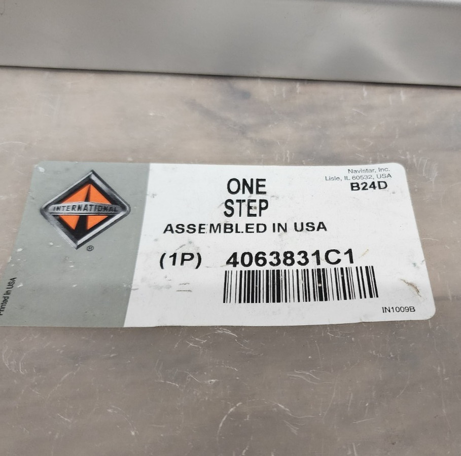 Navistar 4063831C1 International One Step 37.8″ x 5.6″ B24D Non Slip Aluminum