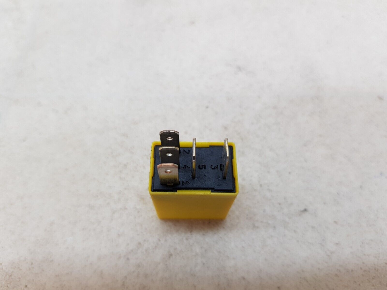 IVECO EUROCARGO 180E25 02-15 YELLOW RECTANGLE 5 PIN RELAY 24V 10/20A 29401070