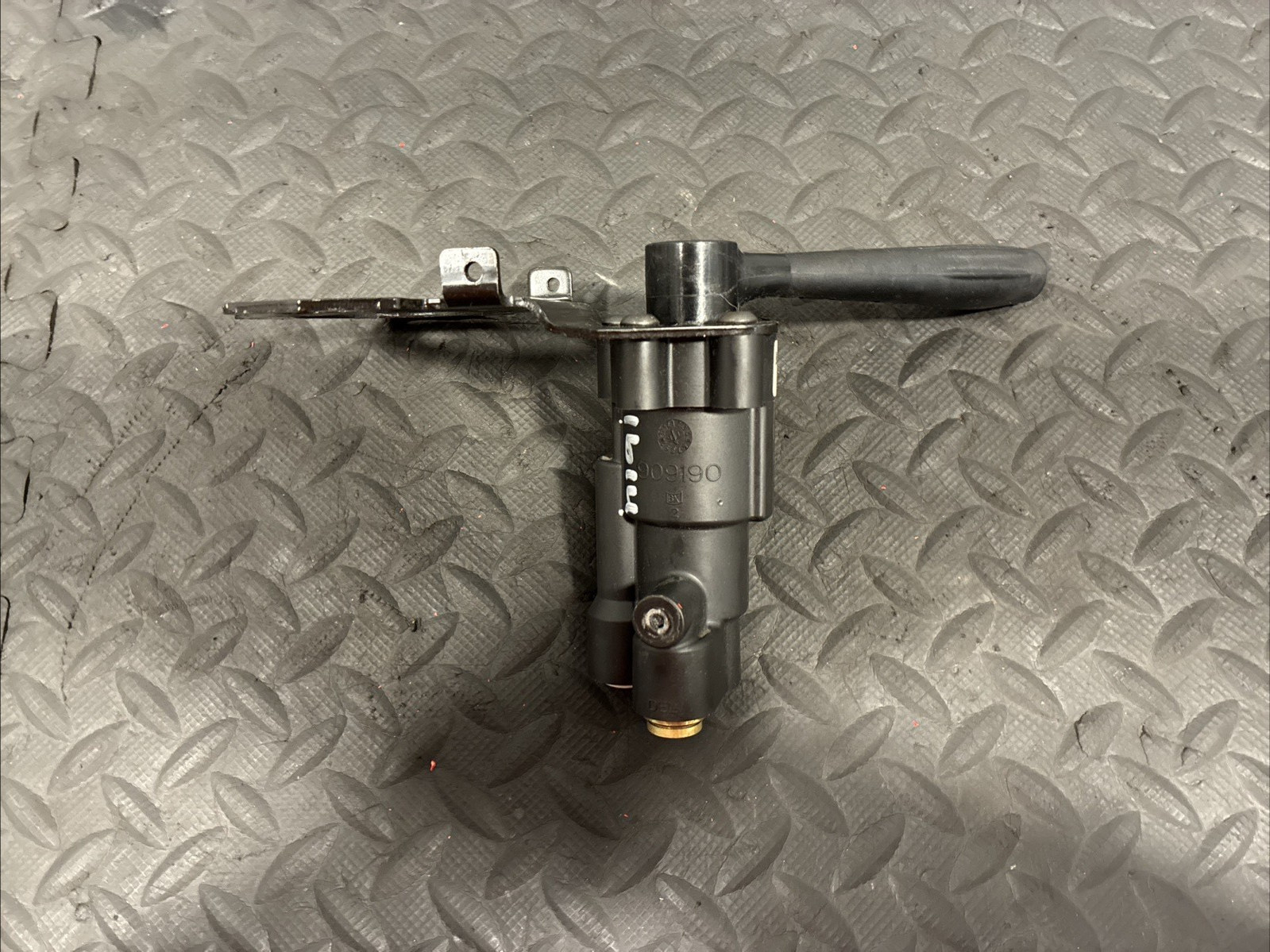 Bendix Air Brake Hand Control Valve w/ Mounting Bracket PN: 410023 (TAG# 17913)
