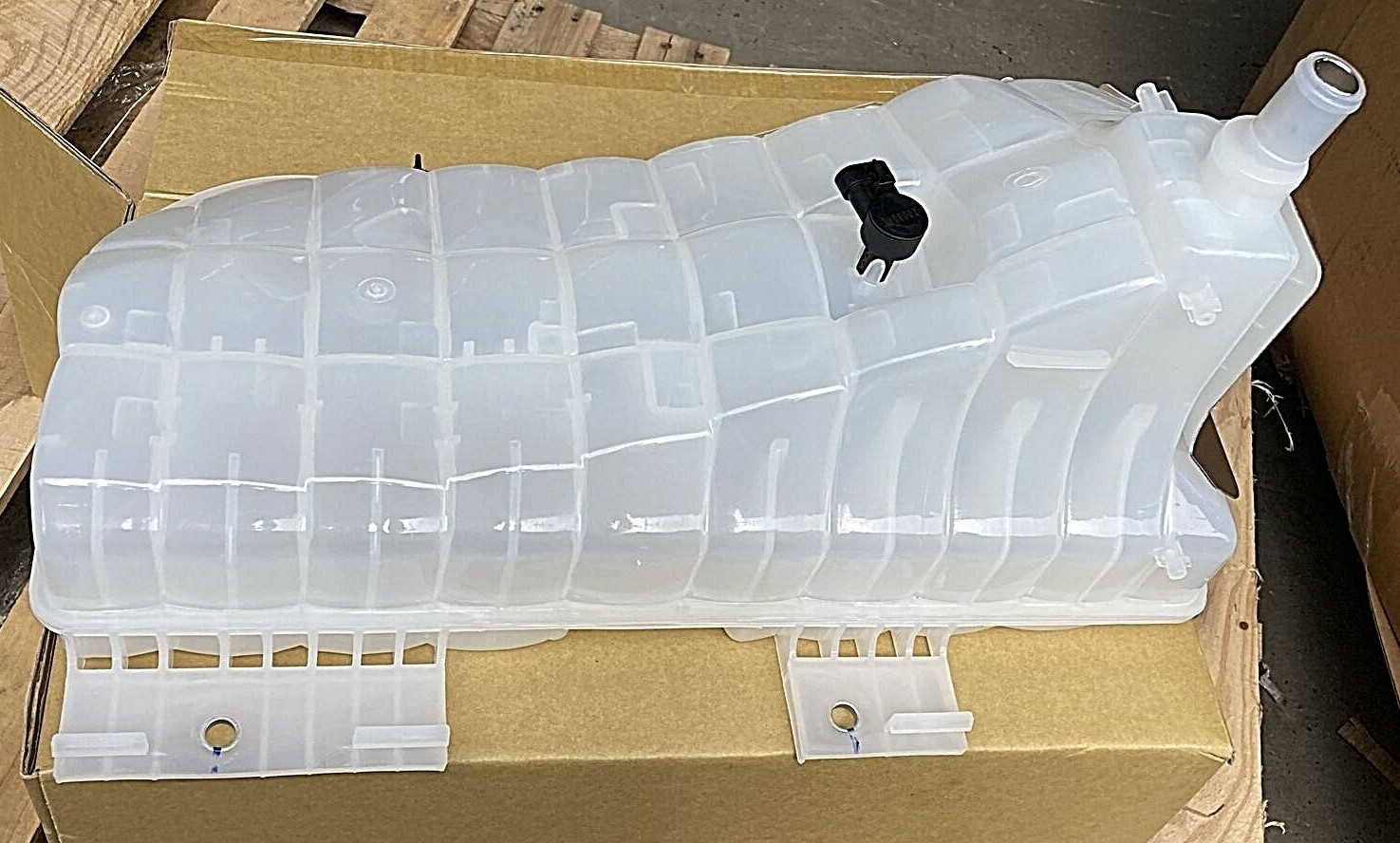 NEW TRP KENWORTH / PETERBILT RADIATOR SURGE TANK ASSEMBLY OE T1673008 , ST3008D
