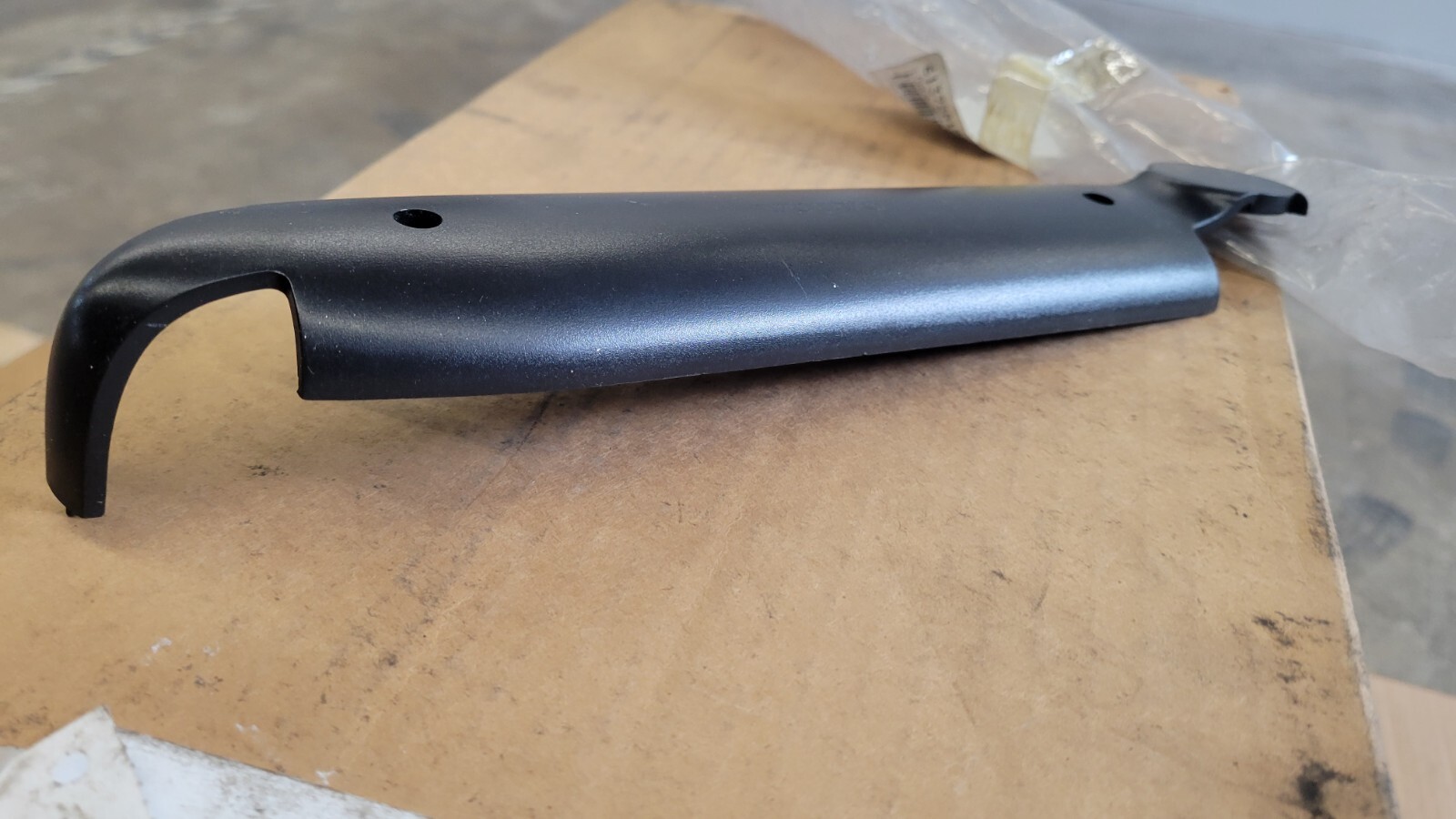 6402503, 613720152-PDC GENUINE VOLVO OEM RH LOWER ARM COVER NOS NO HDWE