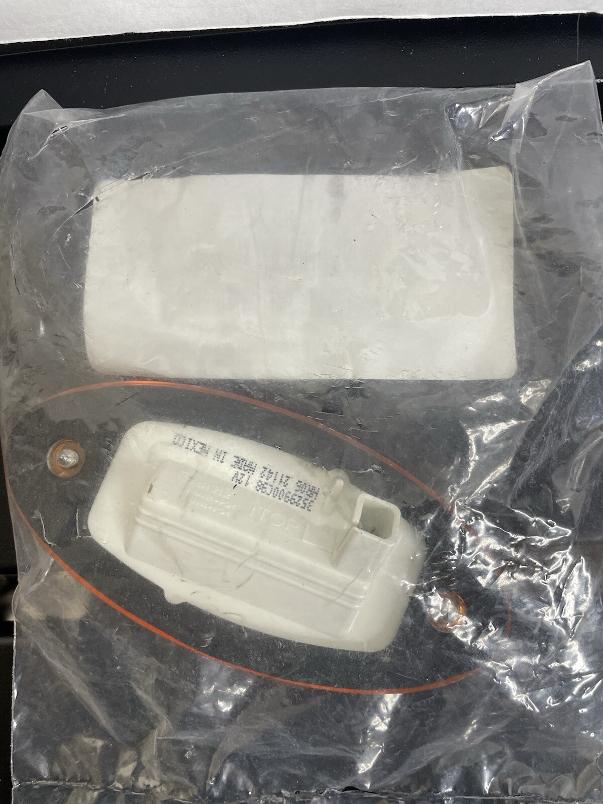 International Oval Cab Marker Lamp Part# 3529900C98 New In Pack (1 Count)