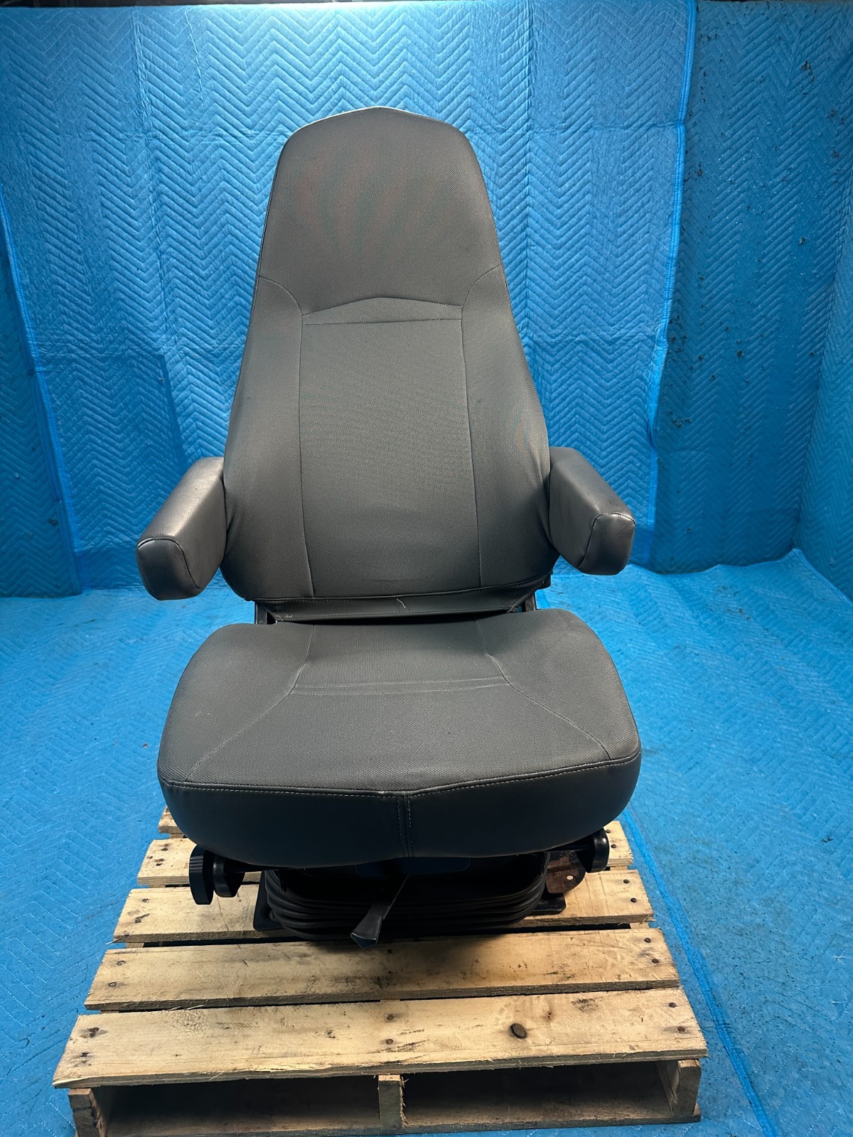 International Prostar LF627 Driver’s Seat w/ Armrests Cloth Gray 2017 OEM