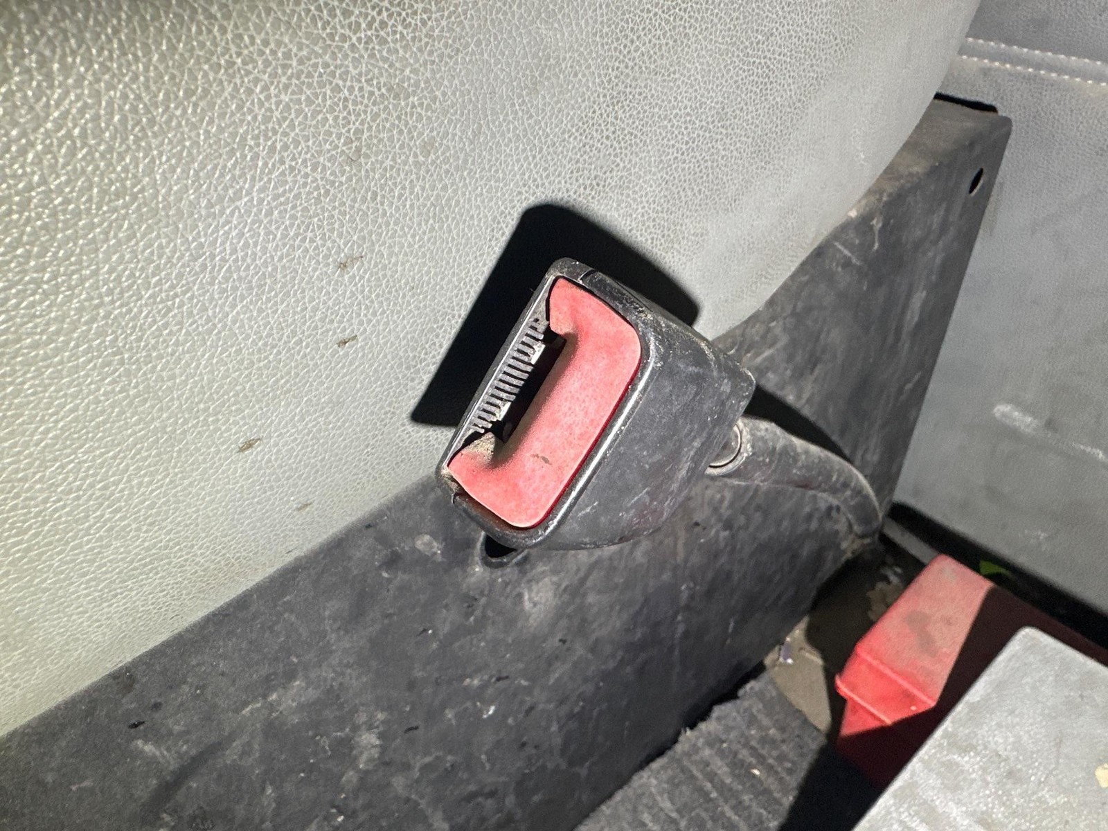 Kenworth T680 Right/Passenger Seat Belt Latch (female end) – Used
