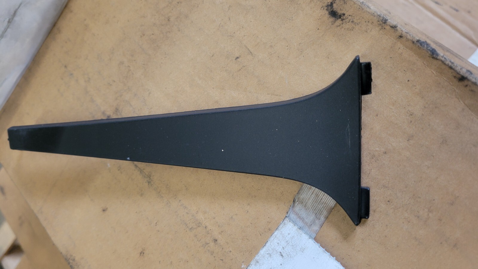 6402503, 613720152-PDC GENUINE VOLVO OEM RH LOWER ARM COVER NOS NO HDWE