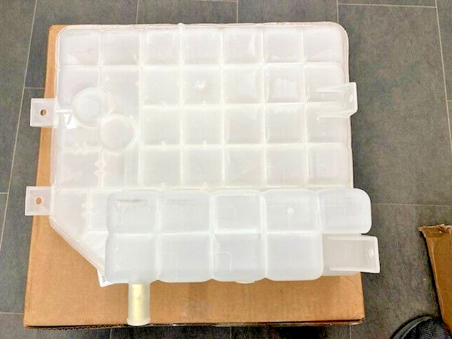 05-17750-002 NEW OEM FREIGHTLINER COOLANT RESERVOIR 05-17750-001, 05-17750-000