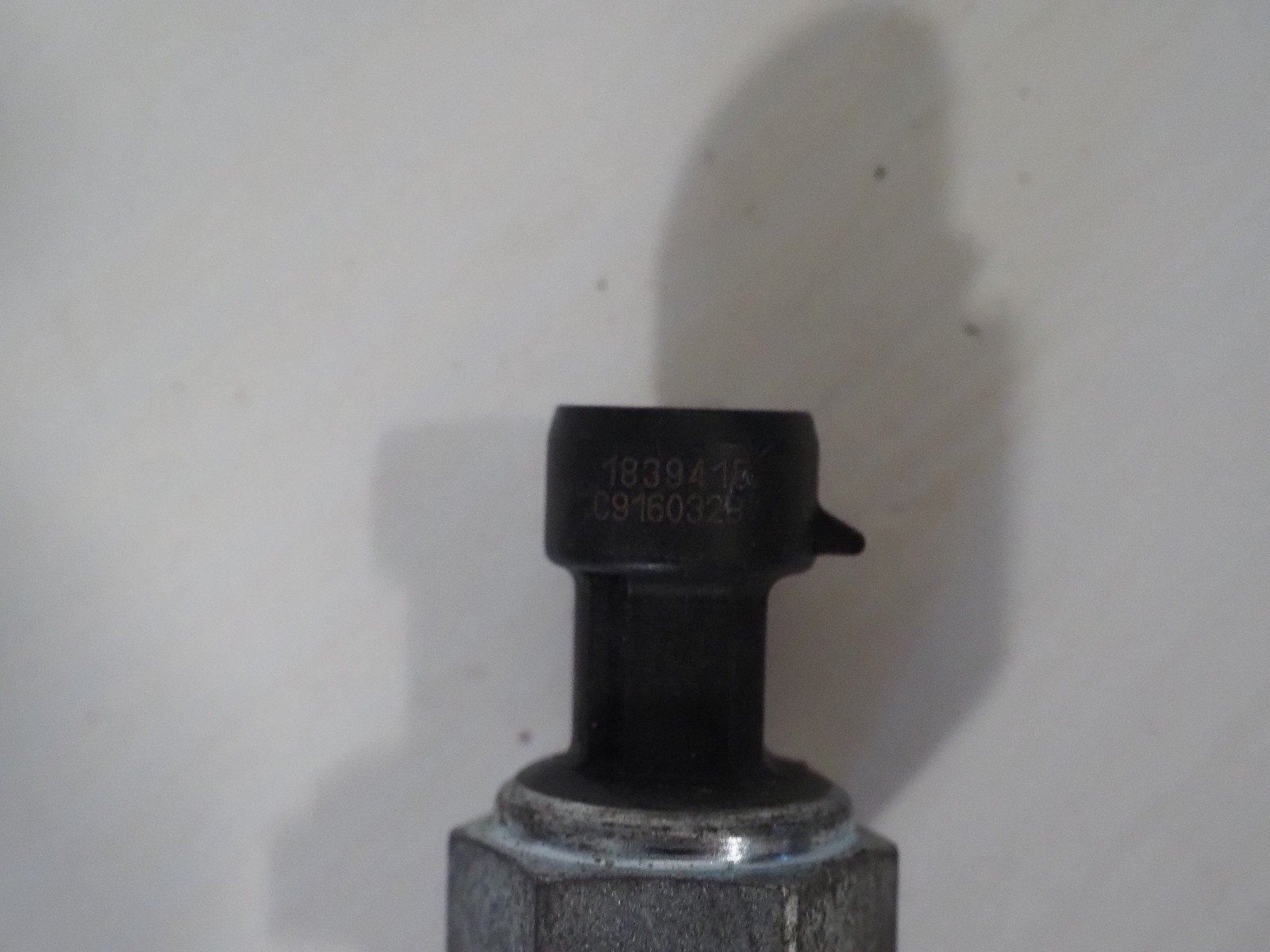 Genuine International 1839415C91 Oil Pressure Sensor