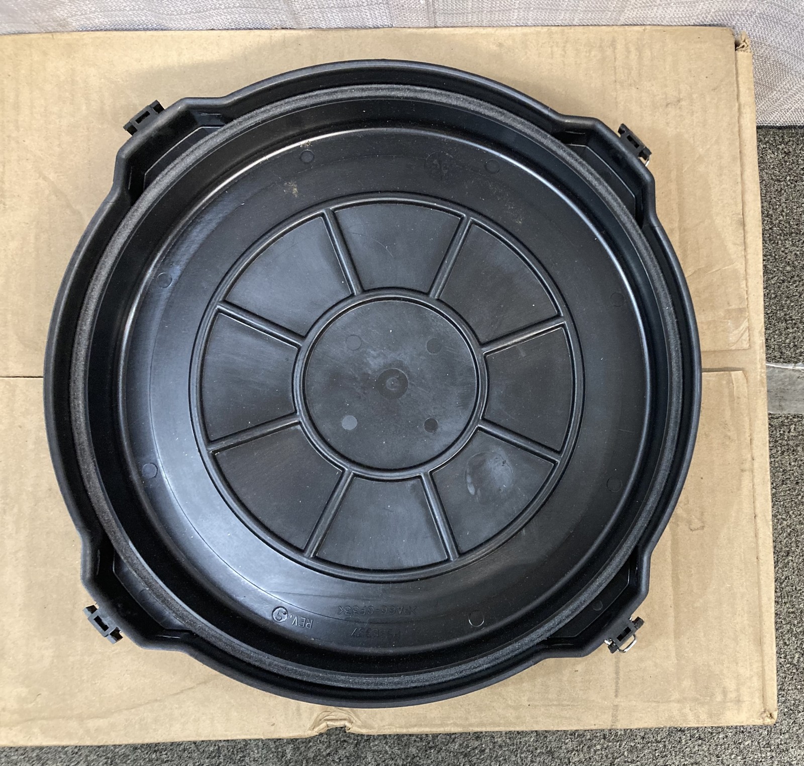 New Genuine International 2585269C1 Air Cleaner Cover, Navistar Compatible