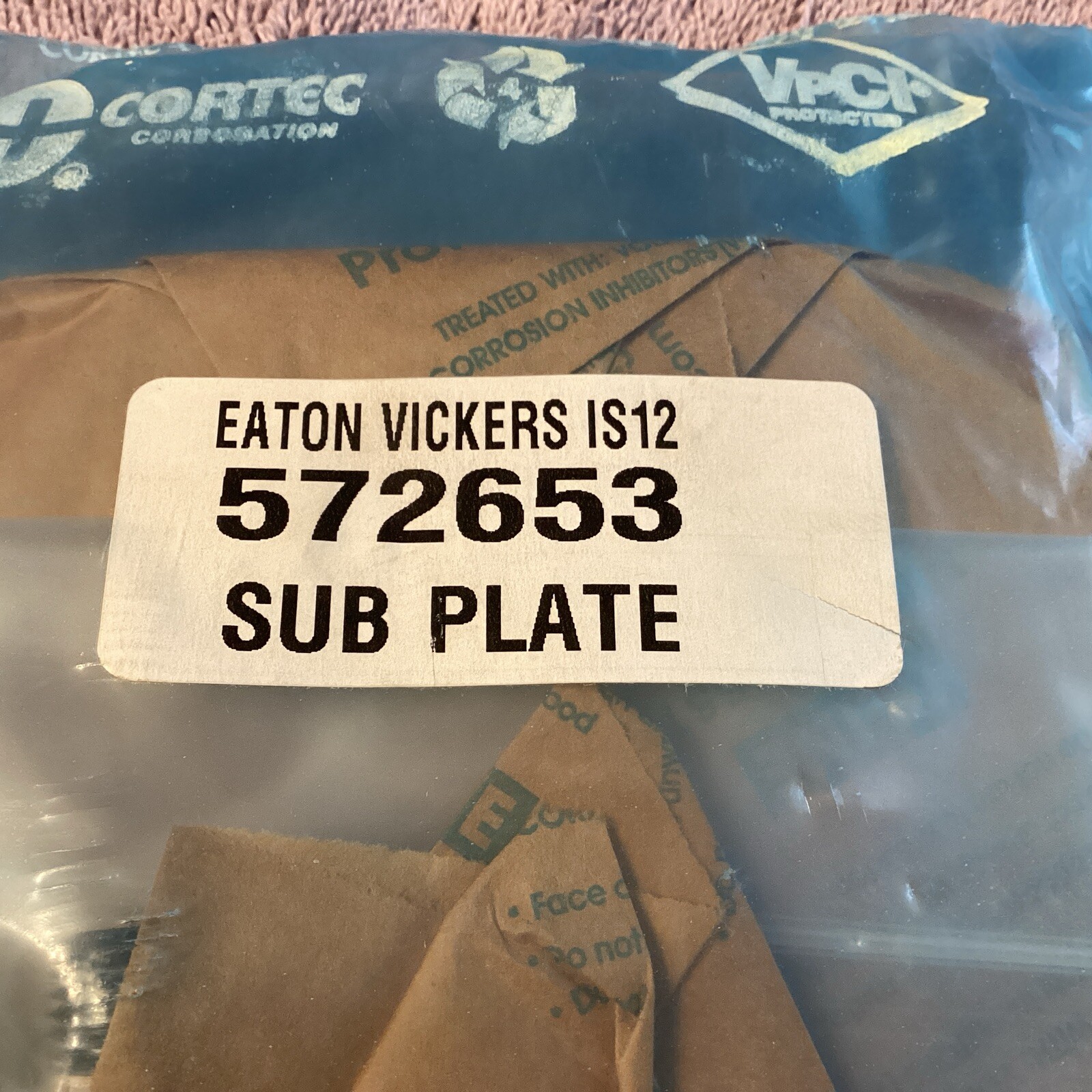 EATON / VICKERS…572653….Sub Plate Directional Valve Adapter….NEW 😀
