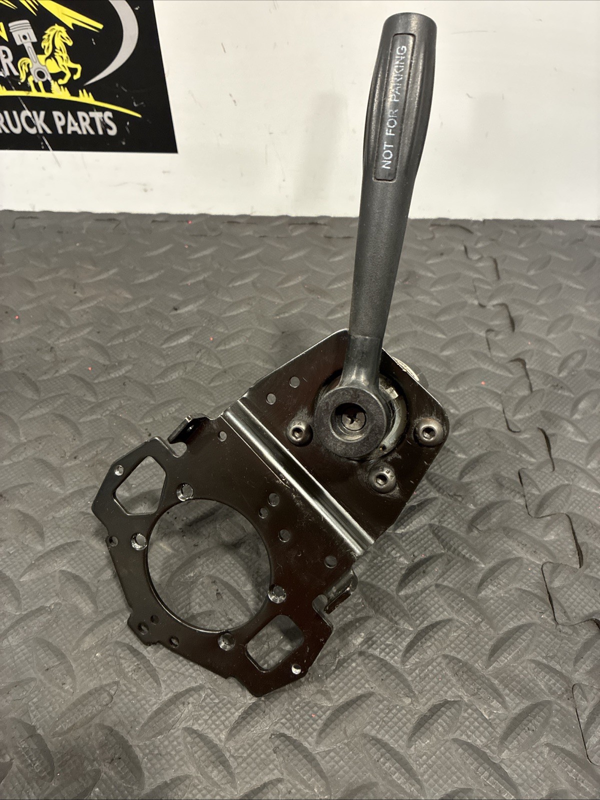 Bendix Air Brake Hand Control Valve w/ Mounting Bracket PN: 410023 (TAG# 17913)