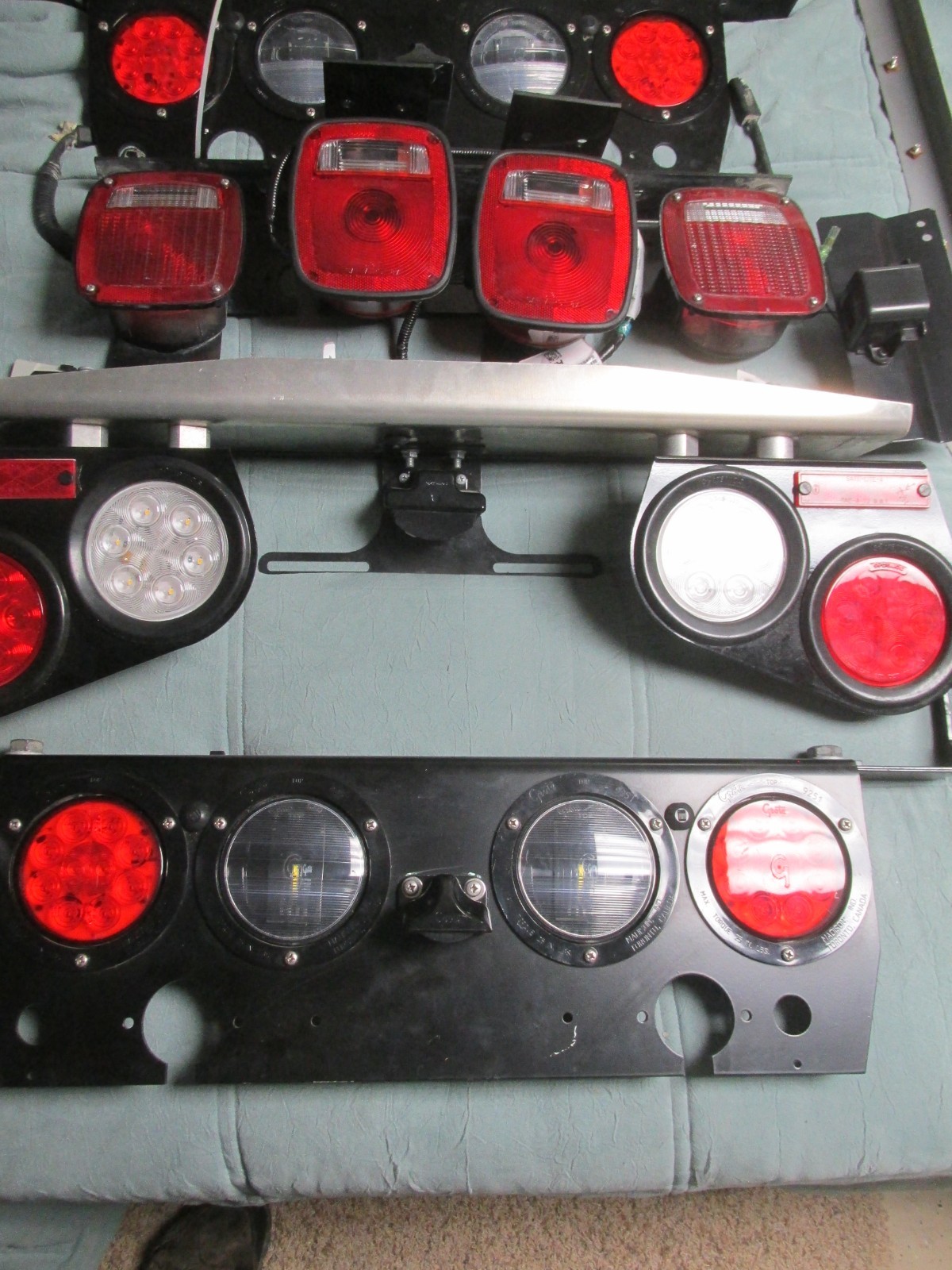PACCAR GROTE TRUCK LED TAILLIGHT BAR PANEL WITH BRACKETS W/ LICENSE PLATE LIGHT