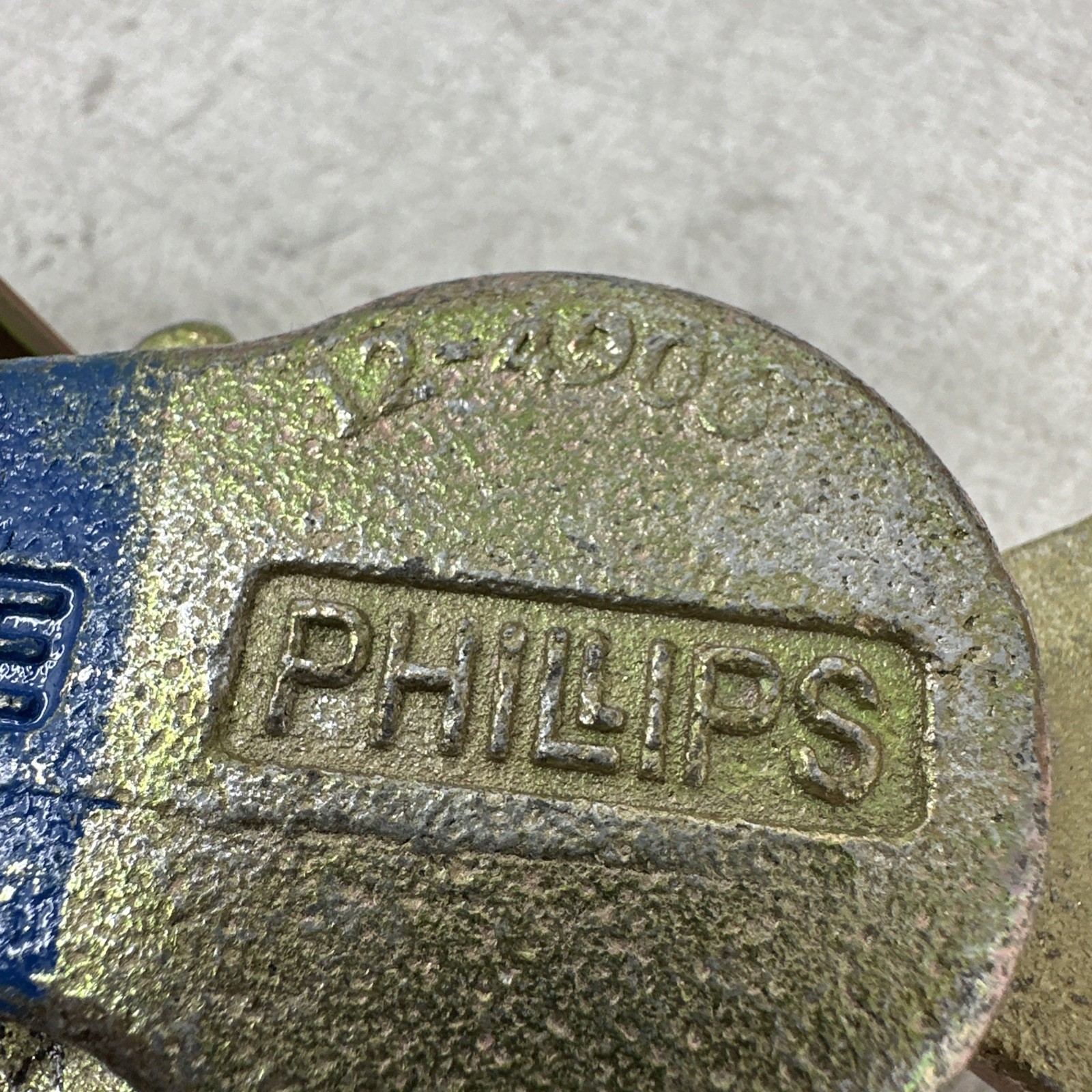 Phillips Industries 12-4906 Gladhand 90 Degrees, Swinger, Cast Iron, Blue